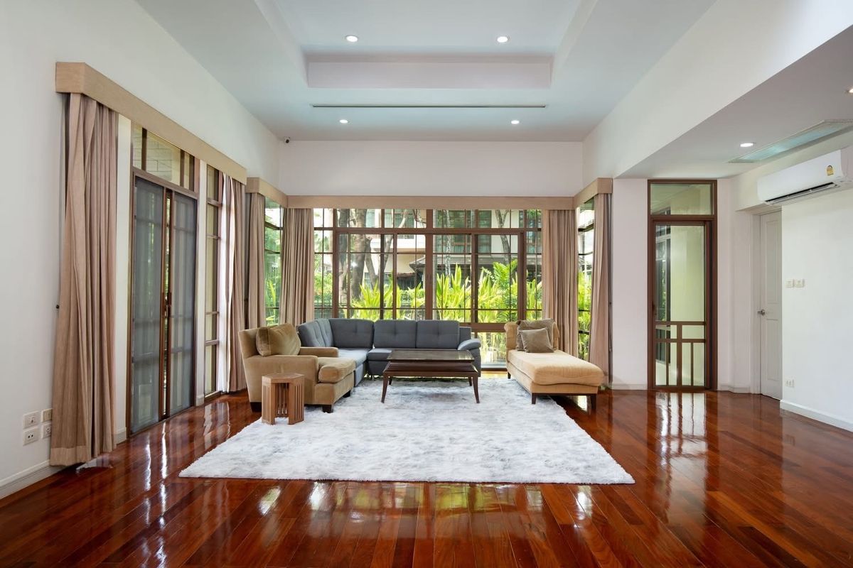 For SaleHouseOnnut, Udomsuk : Sansiri House for sale, Sukhumvit 67, happy location in the middle of the city, size 490 SQ.M, only 122 MB !! Contact 086-795-9997 Jimmy
