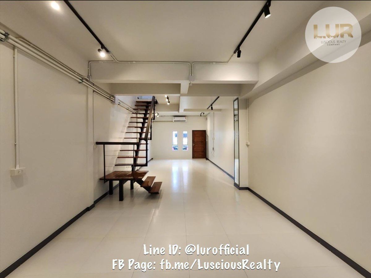 For SaleTownhomeSukhumvit, Asoke, Thonglor : Sell ​​Townhome Sukhumvit-Asoke Strong structure Renovate and run a new electric system with 4 air conditioners, free 19 sq. Wah. Local use of 140 sqm. 2 bedrooms, 2 bathrooms, 1 car park 17.8 million baht