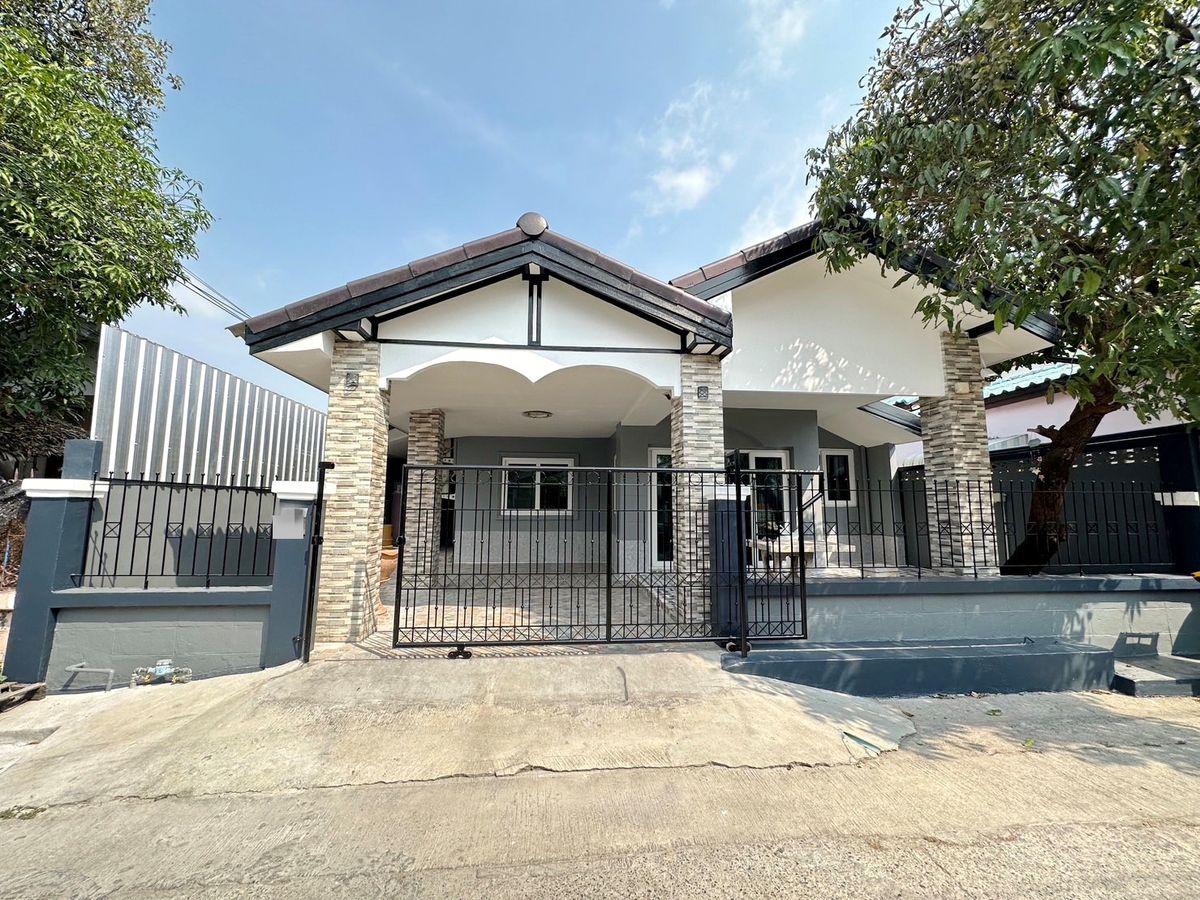 For RentHouseNawamin, Ramindra : To rent a detached house behind the Bangkok Boulervard corner, attached to the ring near the fashion