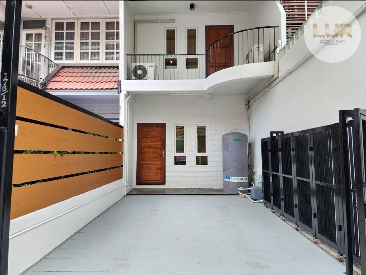 For SaleTownhomeSukhumvit, Asoke, Thonglor : Sell ​​Townhome Sukhumvit-Asoke Strong structure Renovate and run a new electric system with 4 air conditioners, free 19 sq. Wah. Local use of 140 sqm. 2 bedrooms, 2 bathrooms, 1 car park 17.8 million baht