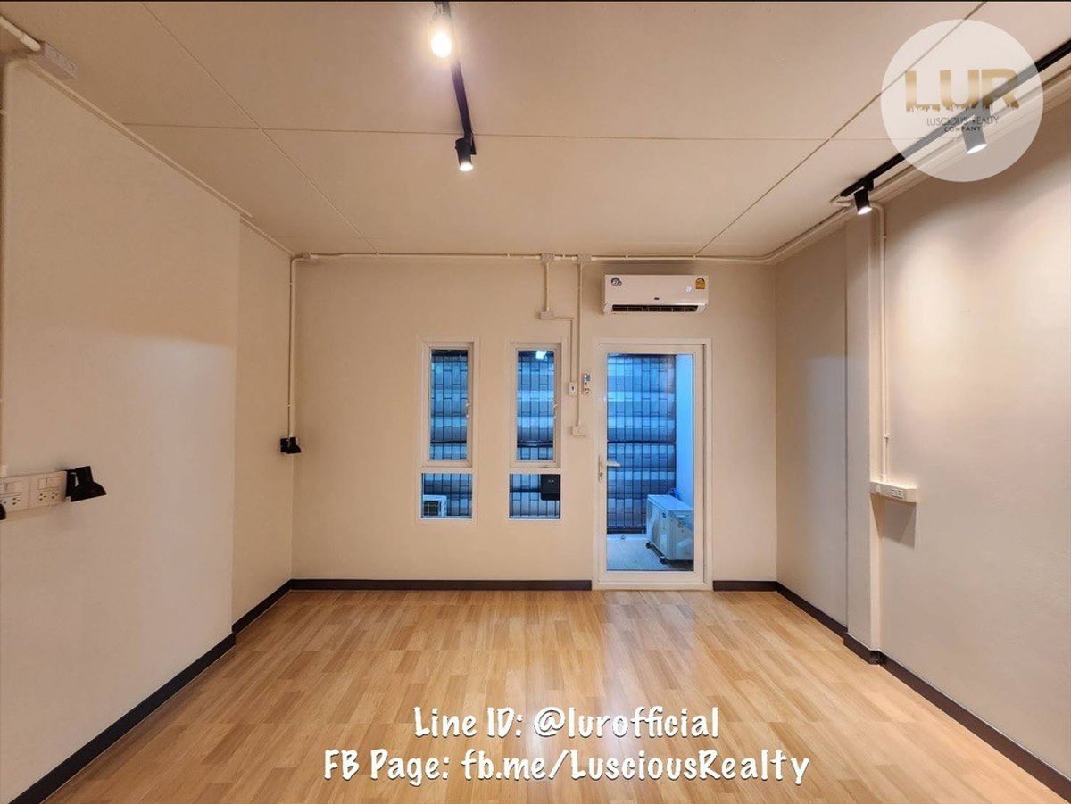 For SaleTownhomeSukhumvit, Asoke, Thonglor : Sell ​​Townhome Sukhumvit-Asoke Strong structure Renovate and run a new electric system with 4 air conditioners, free 19 sq. Wah. Local use of 140 sqm. 2 bedrooms, 2 bathrooms, 1 car park 17.8 million baht