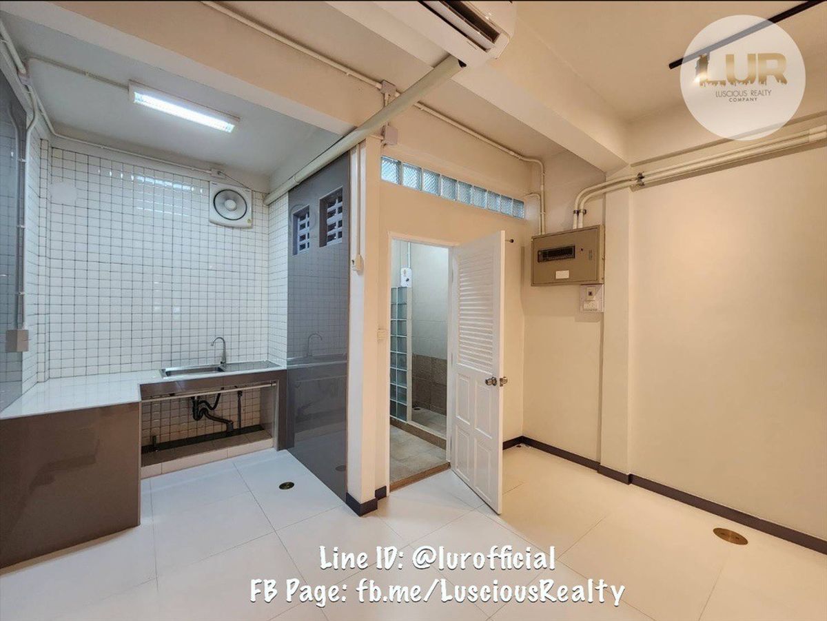 For SaleTownhomeSukhumvit, Asoke, Thonglor : Sell ​​Townhome Sukhumvit-Asoke Strong structure Renovate and run a new electric system with 4 air conditioners, free 19 sq. Wah. Local use of 140 sqm. 2 bedrooms, 2 bathrooms, 1 car park 17.8 million baht