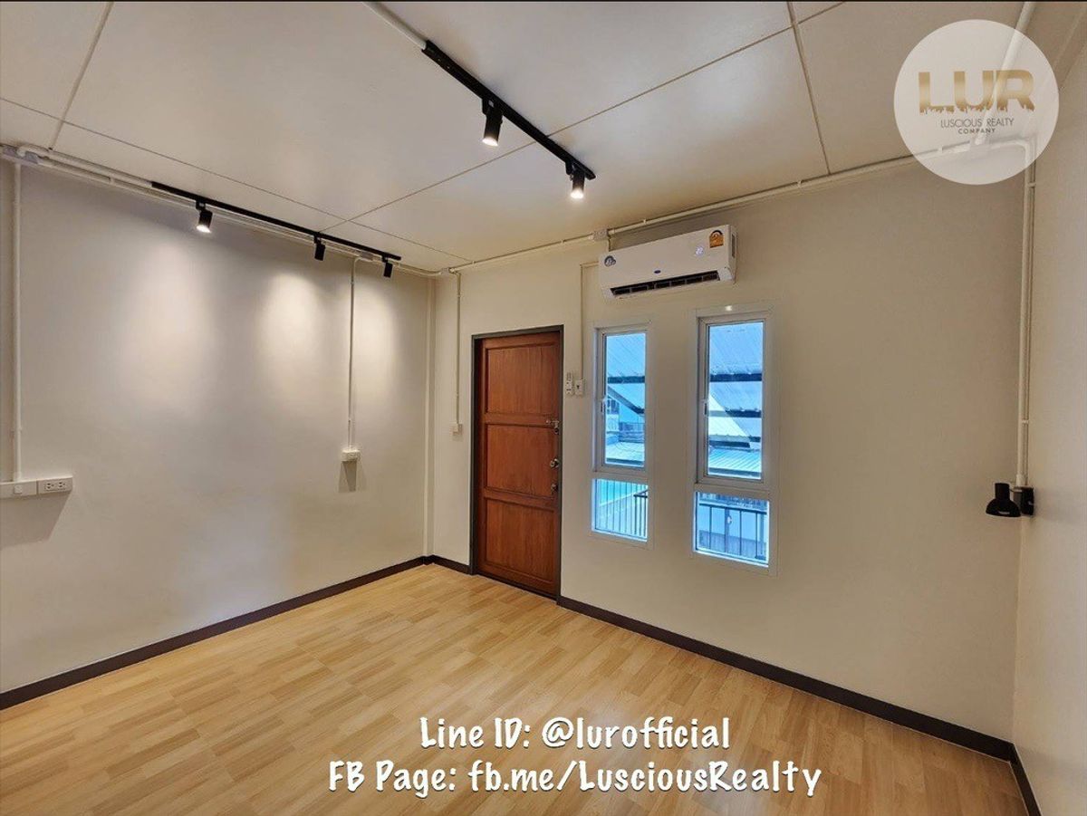 For SaleTownhomeSukhumvit, Asoke, Thonglor : Sell ​​Townhome Sukhumvit-Asoke Strong structure Renovate and run a new electric system with 4 air conditioners, free 19 sq. Wah. Local use of 140 sqm. 2 bedrooms, 2 bathrooms, 1 car park 17.8 million baht