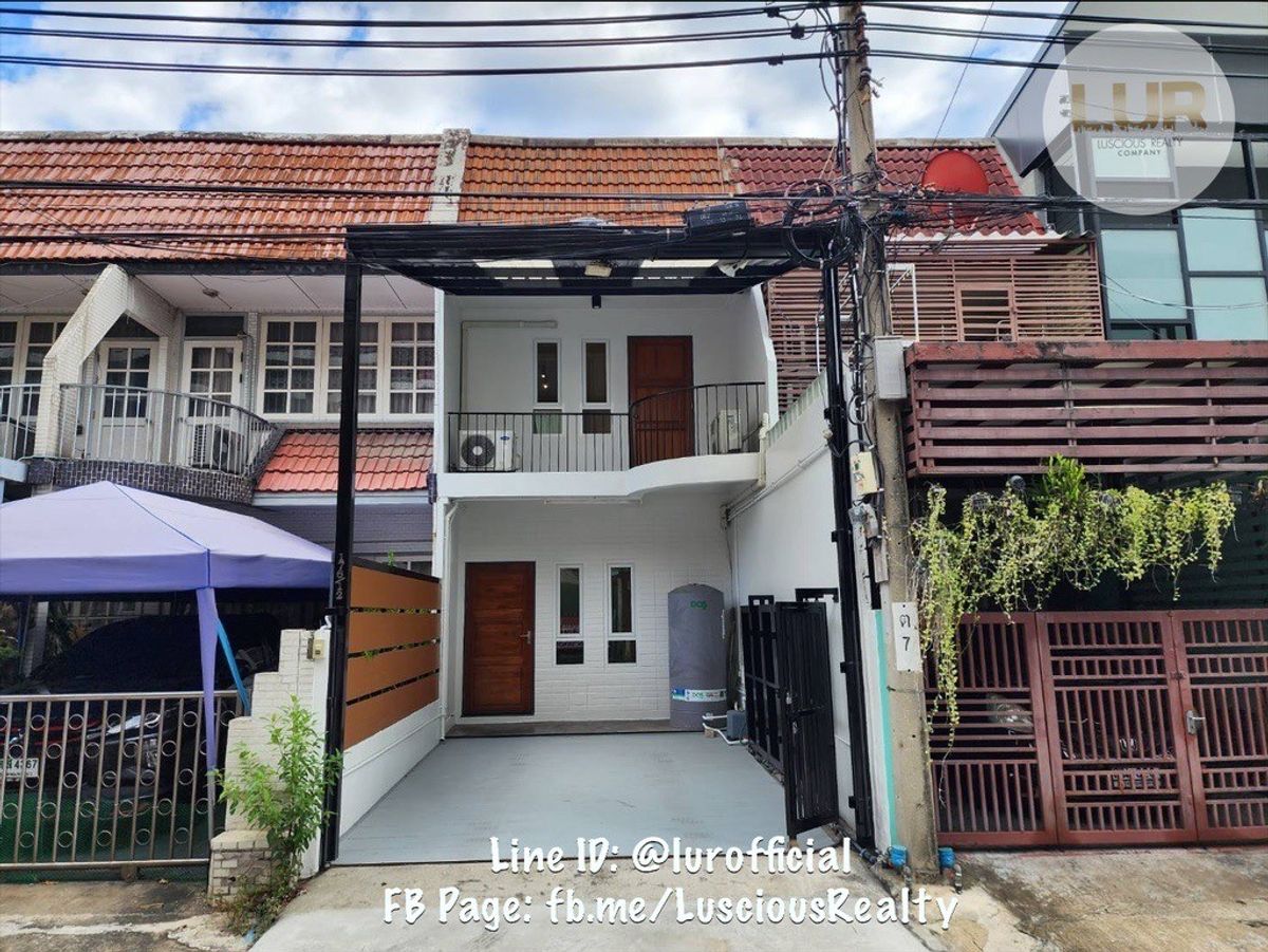 For SaleTownhomeSukhumvit, Asoke, Thonglor : Sell ​​Townhome Sukhumvit-Asoke Strong structure Renovate and run a new electric system with 4 air conditioners, free 19 sq. Wah. Local use of 140 sqm. 2 bedrooms, 2 bathrooms, 1 car park 17.8 million baht
