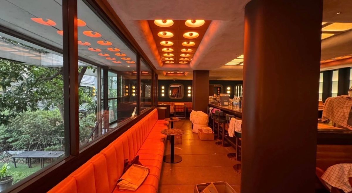 For RentRetail SpaceWitthayu, Chidlom, Langsuan, Ploenchit : Rental southern hotels, 2nd floor, view pool, size 110 square meters, Lang Suan Road - Radio, Lumpini Pathumwan, Bangkok, near Velaa Sundhorn and Dusit Hotel.
