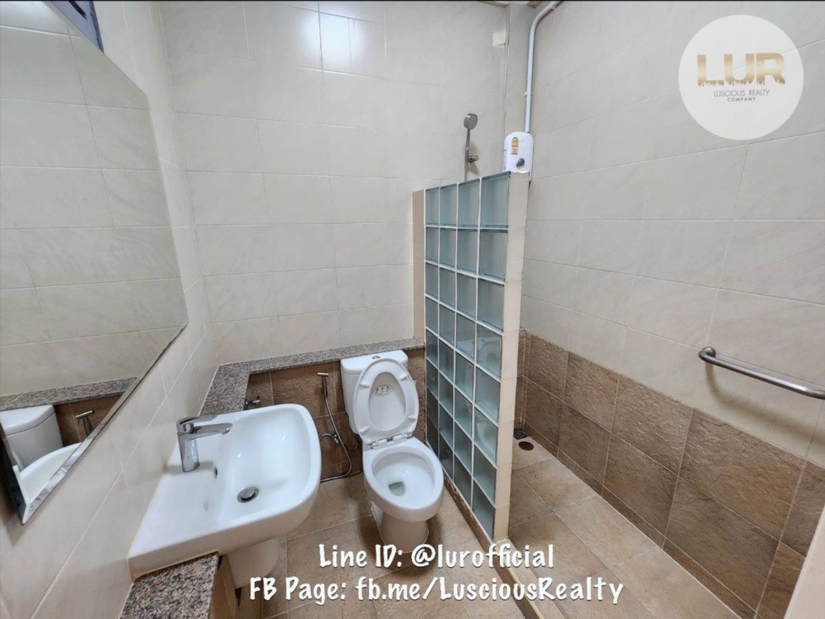 For SaleTownhomeSukhumvit, Asoke, Thonglor : Sell ​​Townhome Sukhumvit-Asoke Strong structure Renovate and run a new electric system with 4 air conditioners, free 19 sq. Wah. Local use of 140 sqm. 2 bedrooms, 2 bathrooms, 1 car park 17.8 million baht