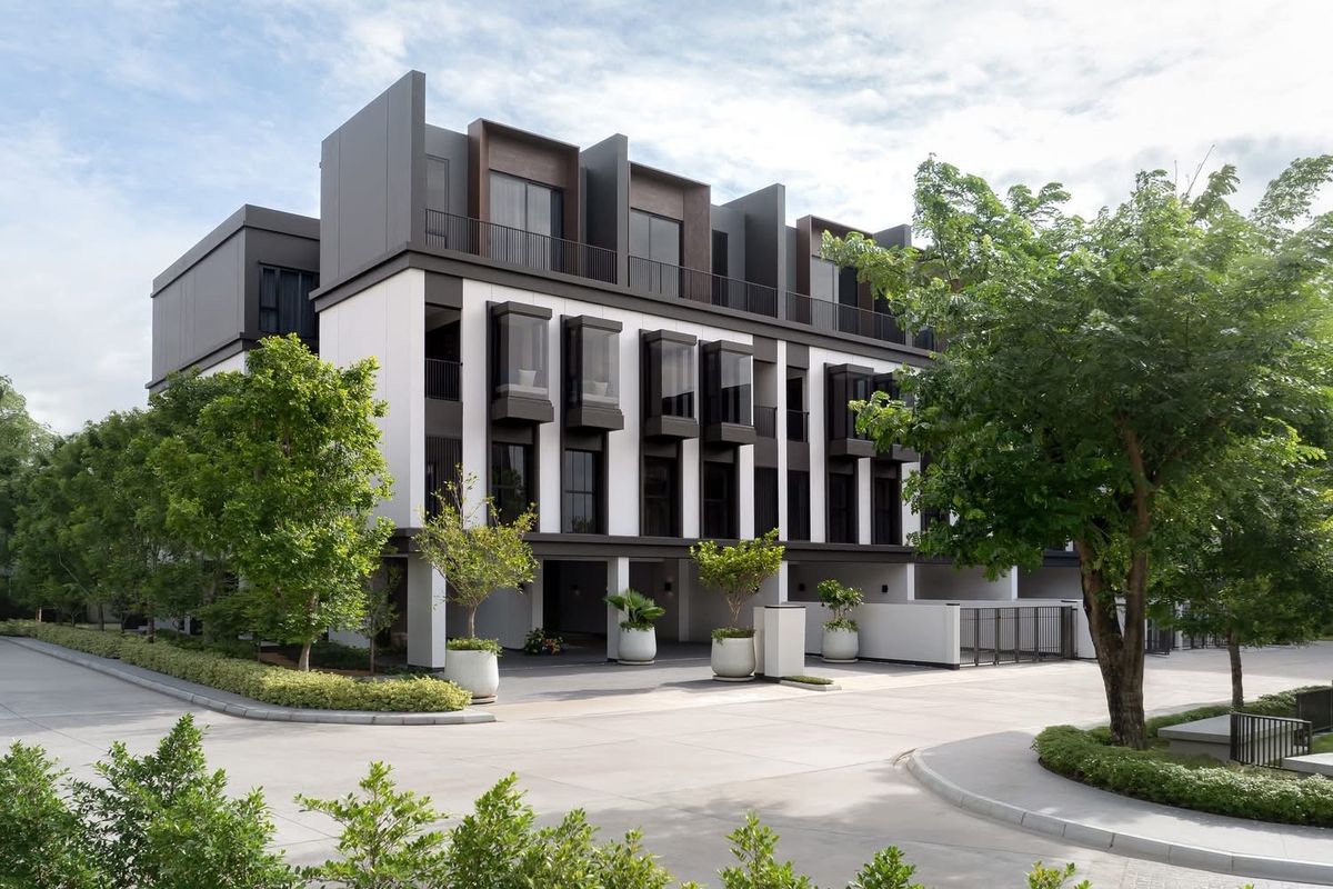 For SaleTownhomeSeri Thai, Ramkhamhaeng Nida : Luxurious townhome, as much as a detached house On the late Ladprao Special price only 16.9 million 📲 095-9299924 (K. Benz)