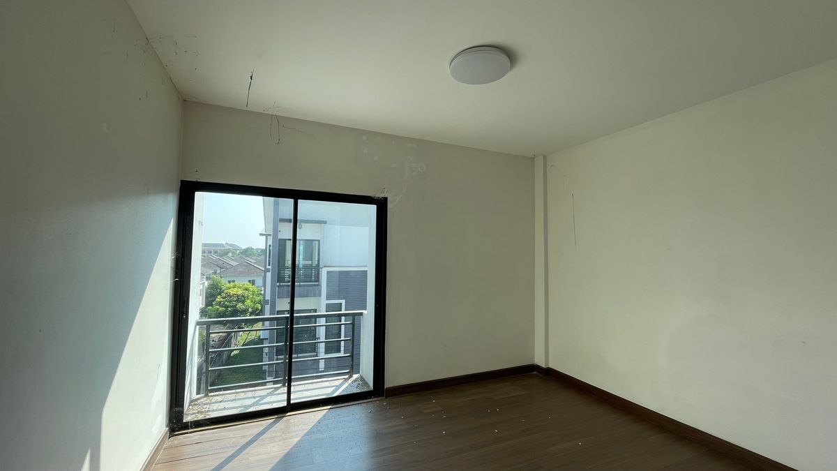 For SaleHome OfficeChiang Mai : Selling a 3 -layer home office, the second half of the corner has a side area. Good location in Chiang Mai