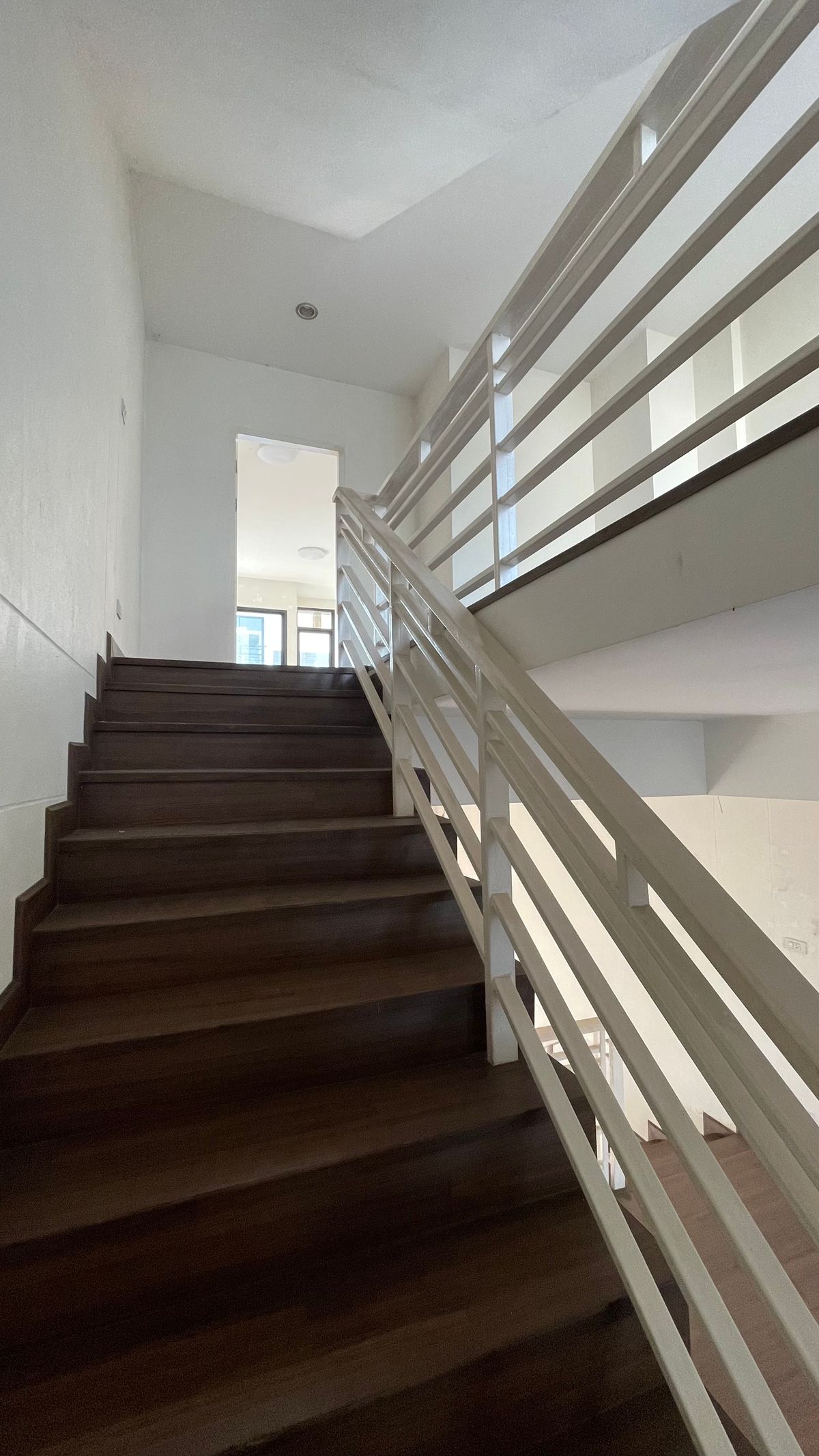 For SaleHome OfficeChiang Mai : Selling a 3 -layer home office, the second half of the corner has a side area. Good location in Chiang Mai