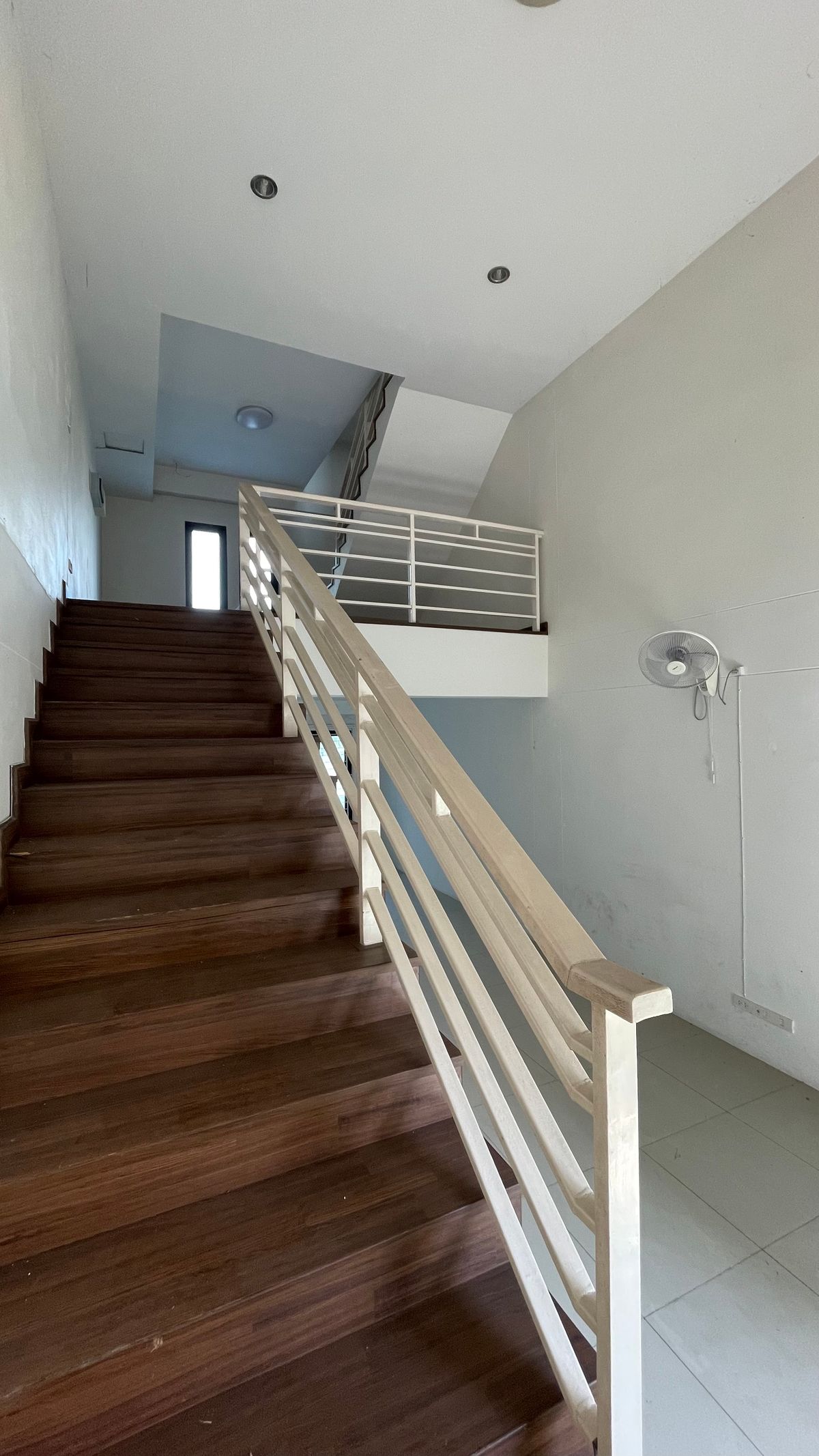 For SaleHome OfficeChiang Mai : Selling a 3 -layer home office, the second half of the corner has a side area. Good location in Chiang Mai