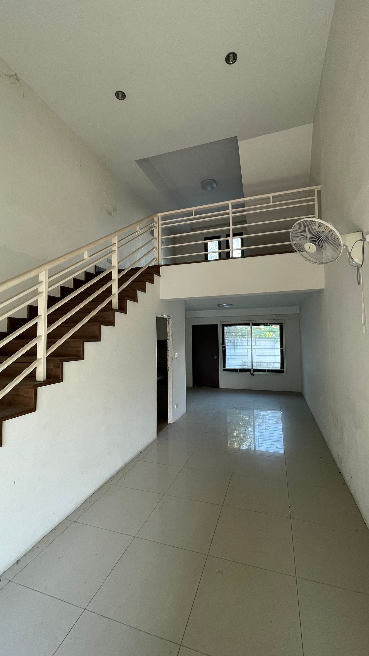 For SaleHome OfficeChiang Mai : Selling a 3 -layer home office, the second half of the corner has a side area. Good location in Chiang Mai