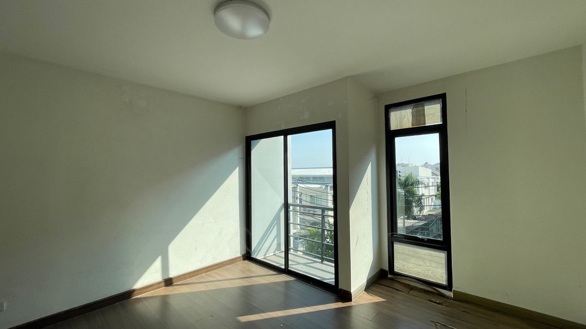 For SaleHome OfficeChiang Mai : Selling a 3 -layer home office, the second half of the corner has a side area. Good location in Chiang Mai