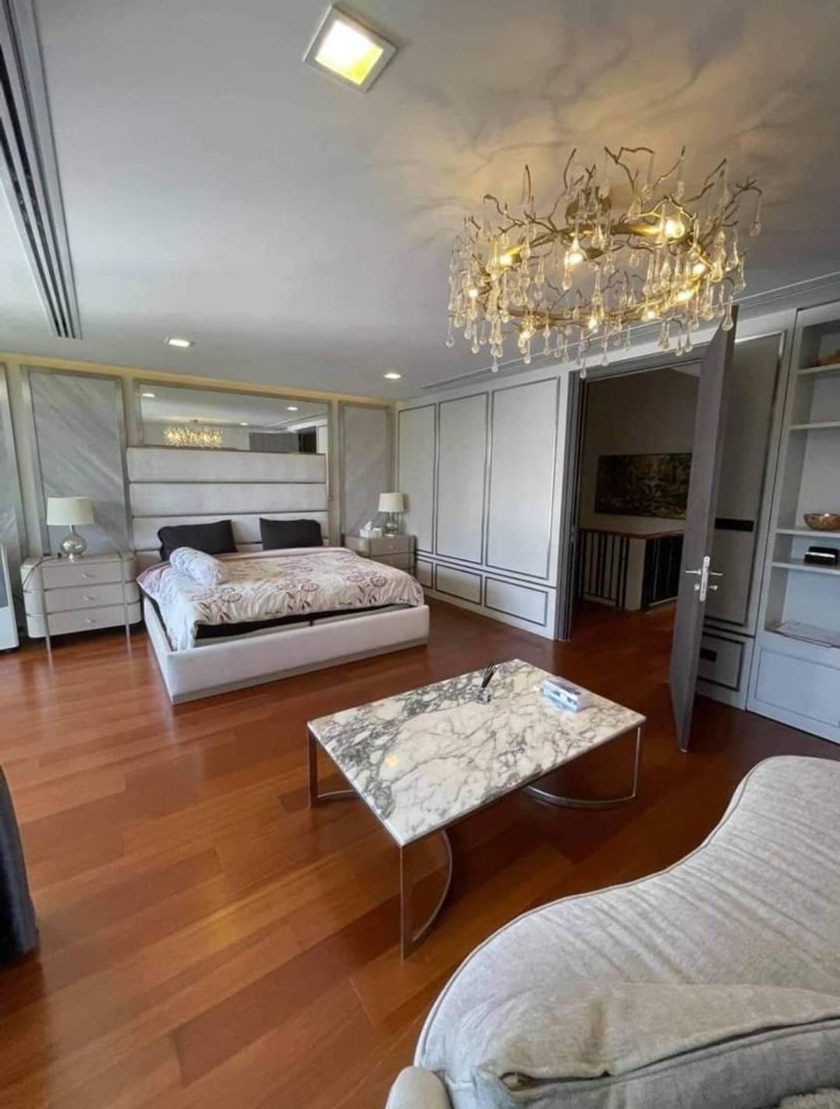 For SaleTownhomeSukhumvit, Asoke, Thonglor : 📢👇Sell with tenant til 19/6/26 
5 -story luxury detached house with private elevator in the center of Emdistrict, near the Cafe and Supermarket School 
 
