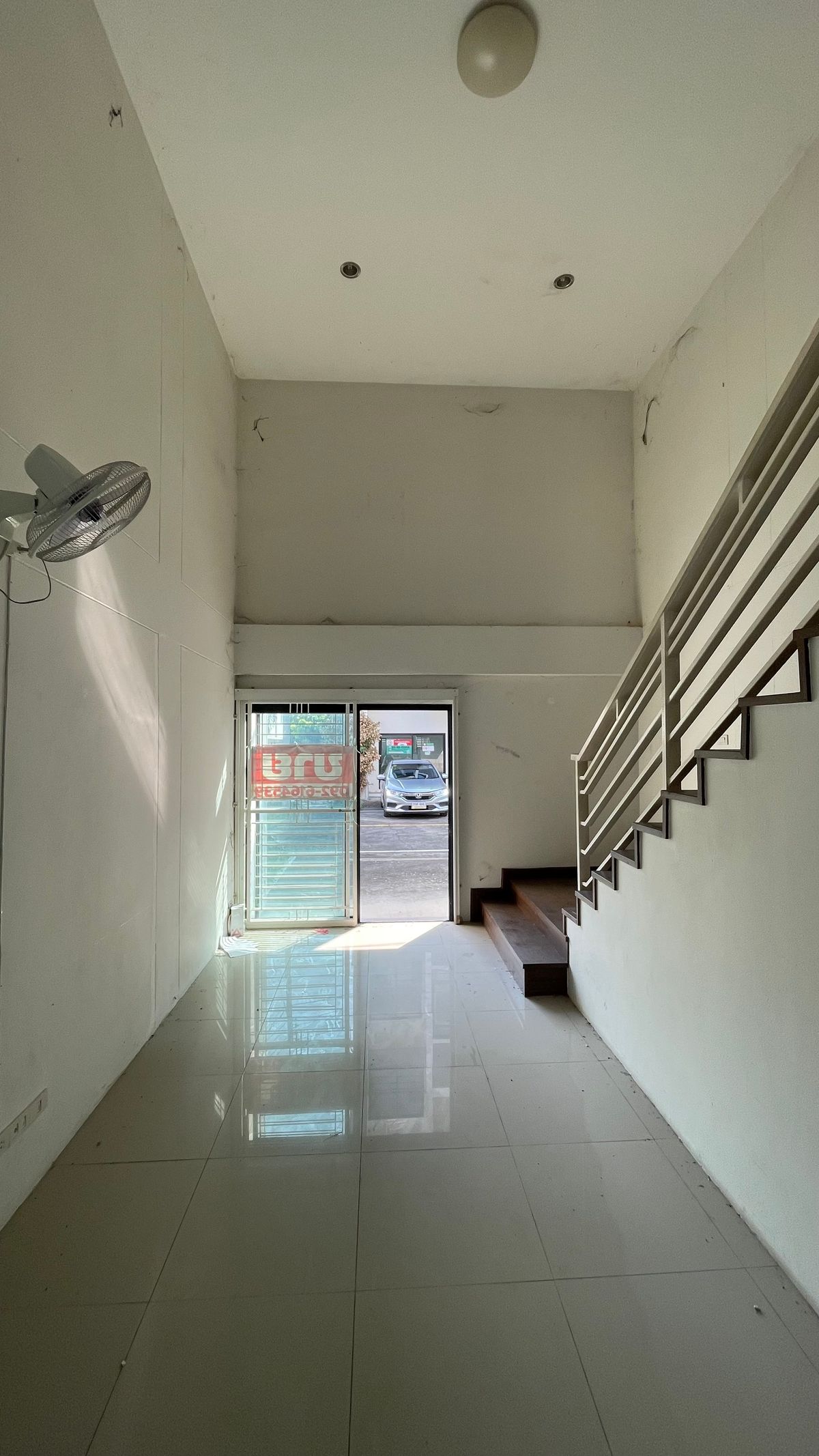 For SaleHome OfficeChiang Mai : Selling a 3 -layer home office, the second half of the corner has a side area. Good location in Chiang Mai