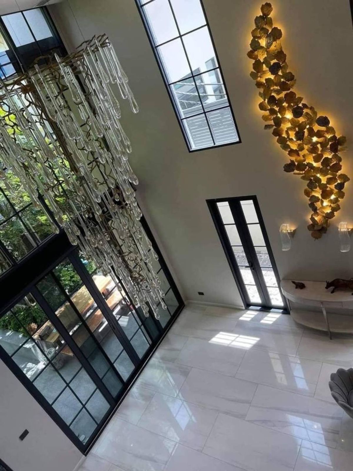 For SaleTownhomeSukhumvit, Asoke, Thonglor : 📢👇Sell with tenant til 19/6/26 
5 -story luxury detached house with private elevator in the center of Emdistrict, near the Cafe and Supermarket School 
 
