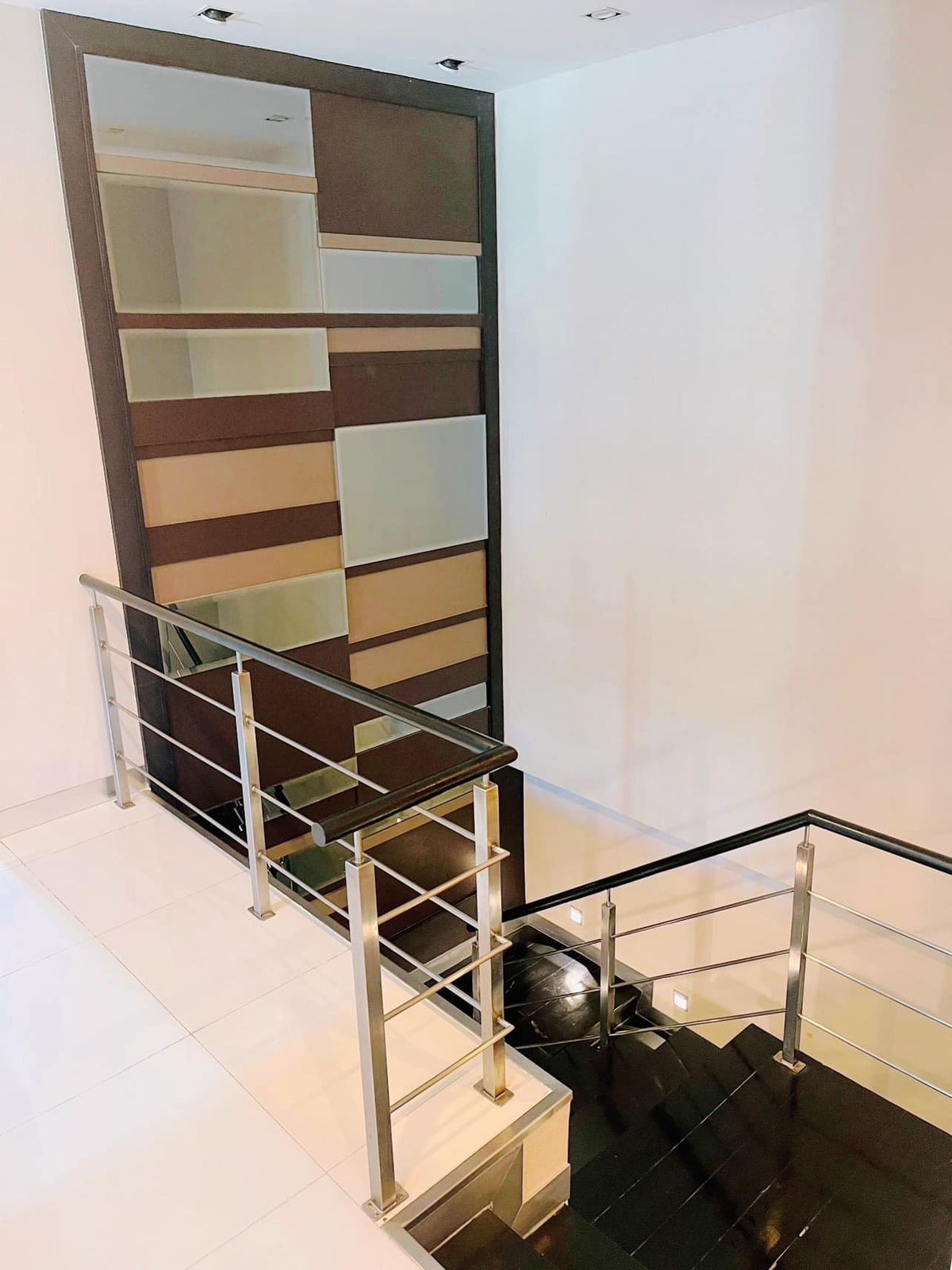 For SaleHouseLadkrabang, Suwannaphum Airport : ✨ Urgent sale, single house, Golden Nakara, 4 bedrooms with complete furniture and electrical appliances The corner house is on the main road. Good location near Airport Link and Suvarnabhumi Airport  