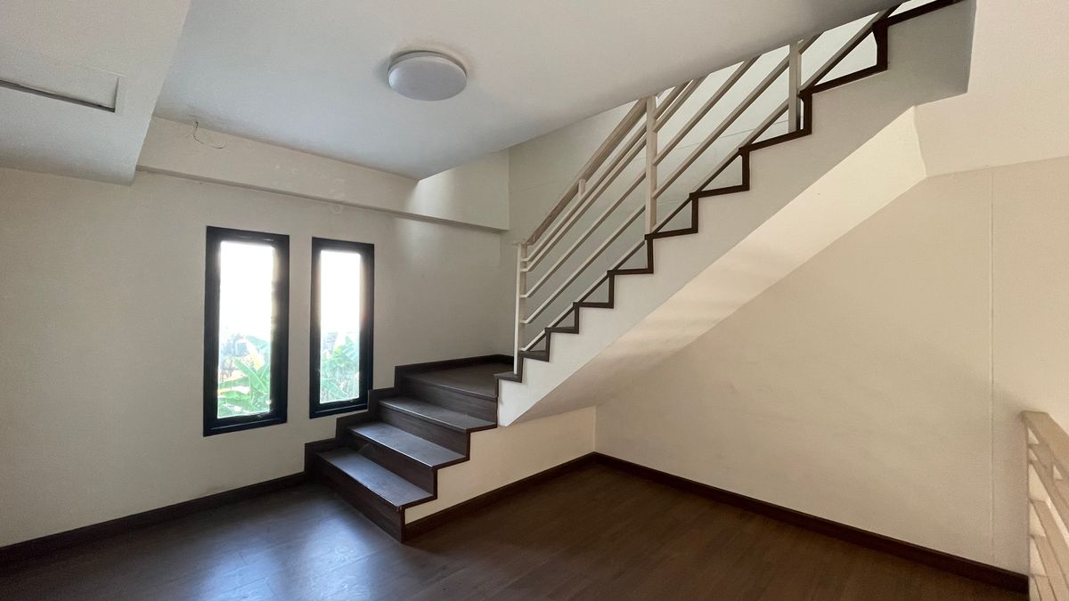 For SaleHome OfficeChiang Mai : Selling a 3 -layer home office, the second half of the corner has a side area. Good location in Chiang Mai