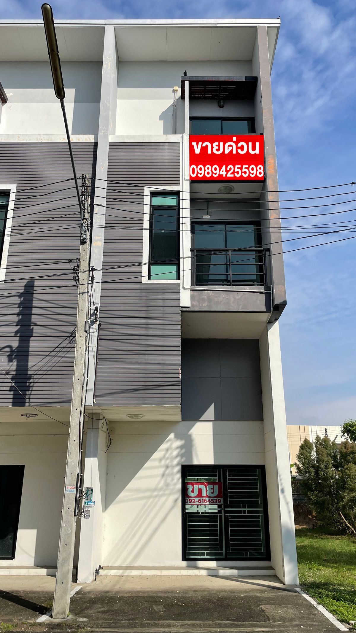 ขายโฮมออฟฟิศเชียงใหม่ : ขาย Home office 3 ชั้นครึ่ง หลังมุม มีพื้นที่ด้านข้าง ทำเลดีของเมืองเชียงใหม่