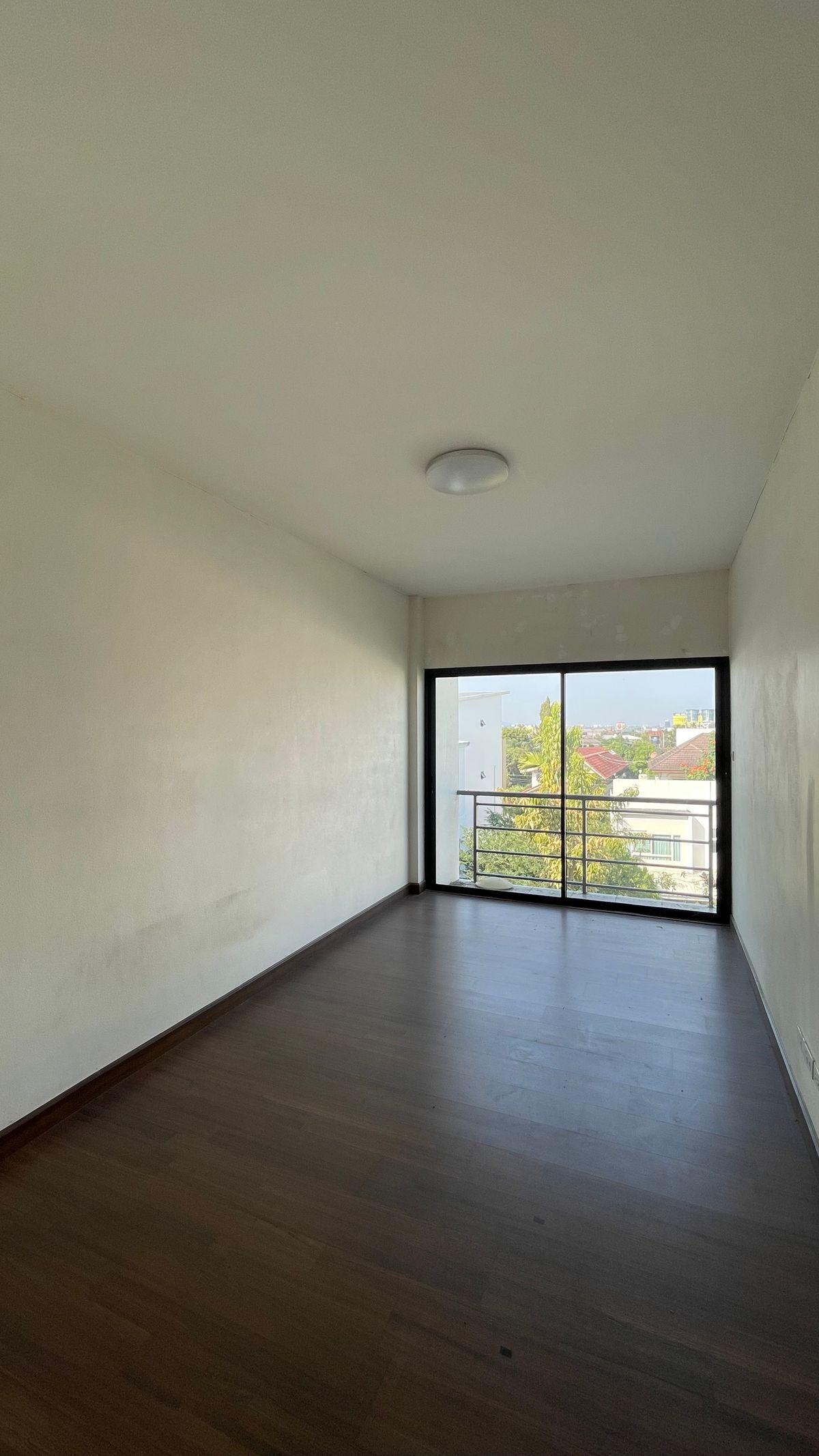 For SaleHome OfficeChiang Mai : Selling a 3 -layer home office, the second half of the corner has a side area. Good location in Chiang Mai