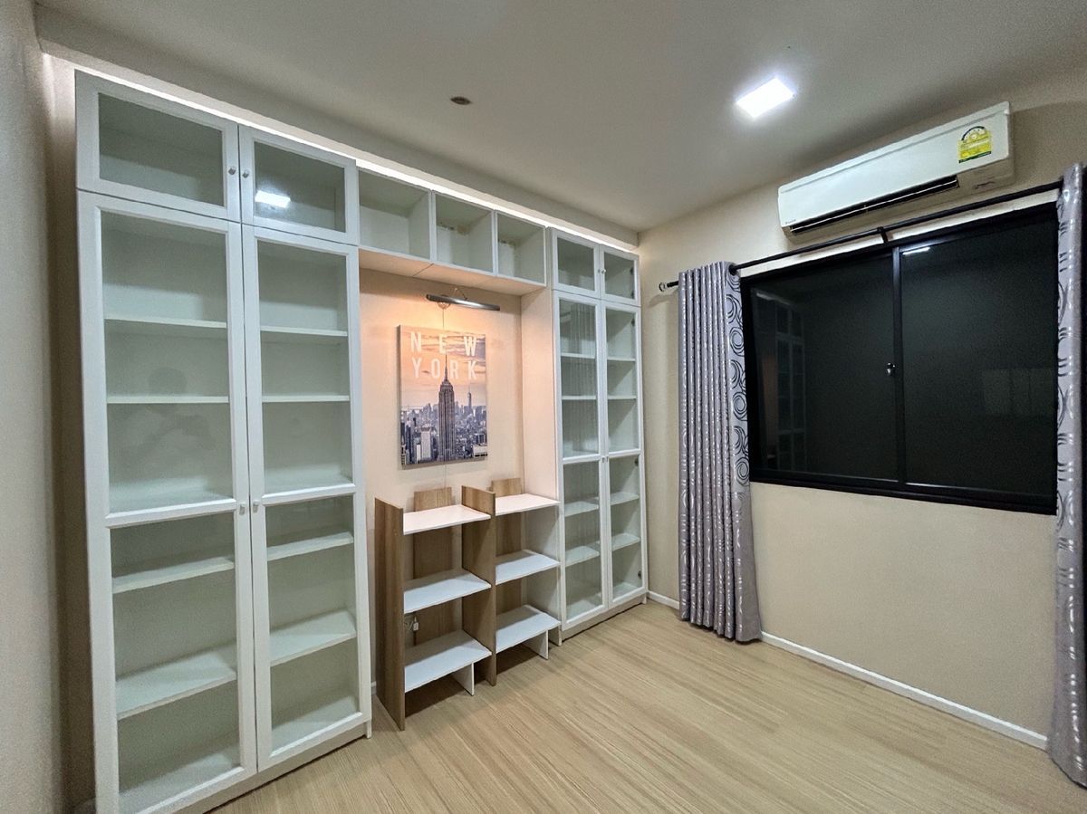 TownhomeRattanathibet, Sanambinna : Sell ​​and rent 3-story townhome with beautiful decorative furniture in Rattanathibet-Nonthaburi area, near BTS, Nonthaburi 1, only 400 meters.