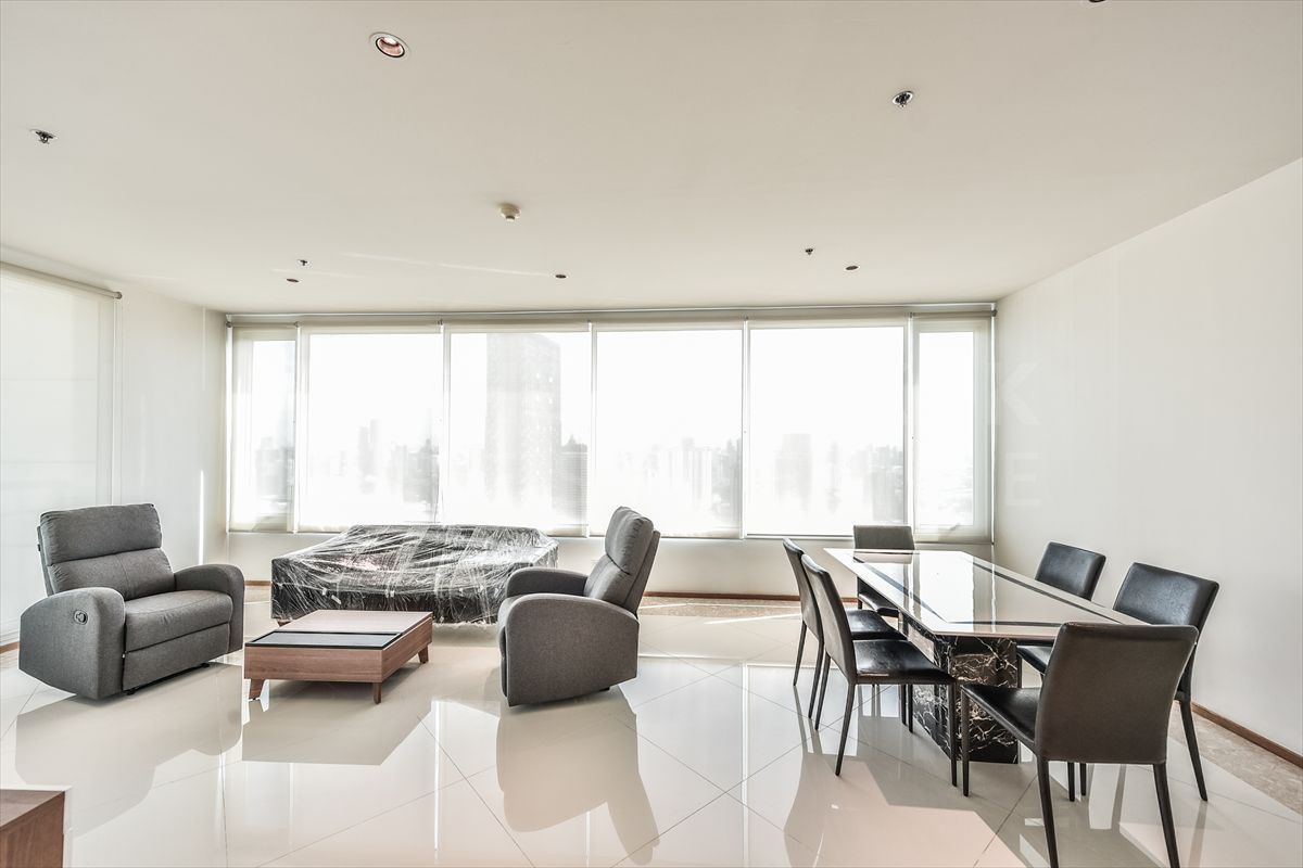 ให้เช่าคอนโดสาทร นราธิวาส : 🏙️ Luxurious 3-Bedroom Condo for Rent at The Empire Place – High Floor, Stunning Views! 🌟By Sao