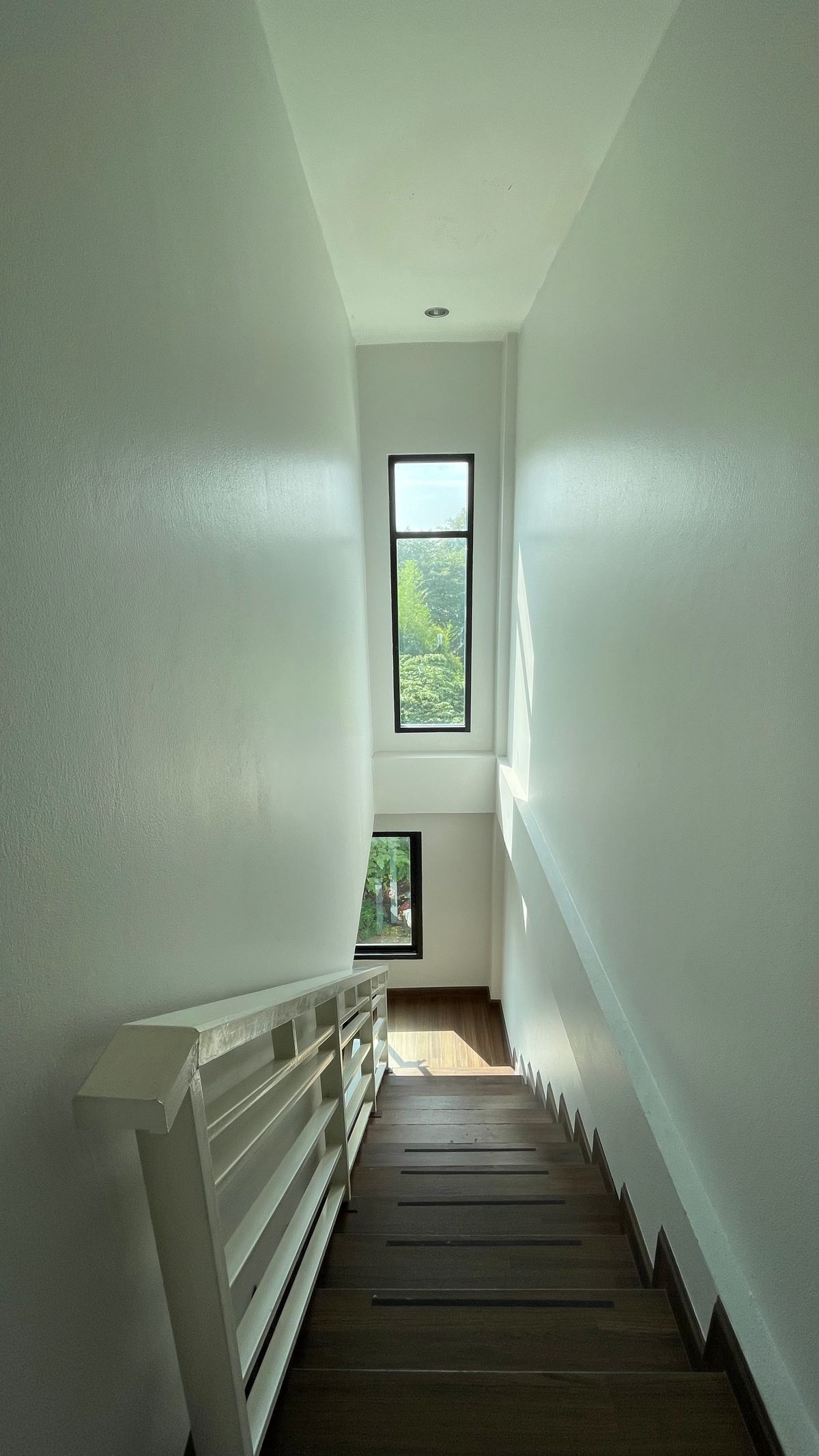 For SaleHome OfficeChiang Mai : Selling a 3 -layer home office, the second half of the corner has a side area. Good location in Chiang Mai