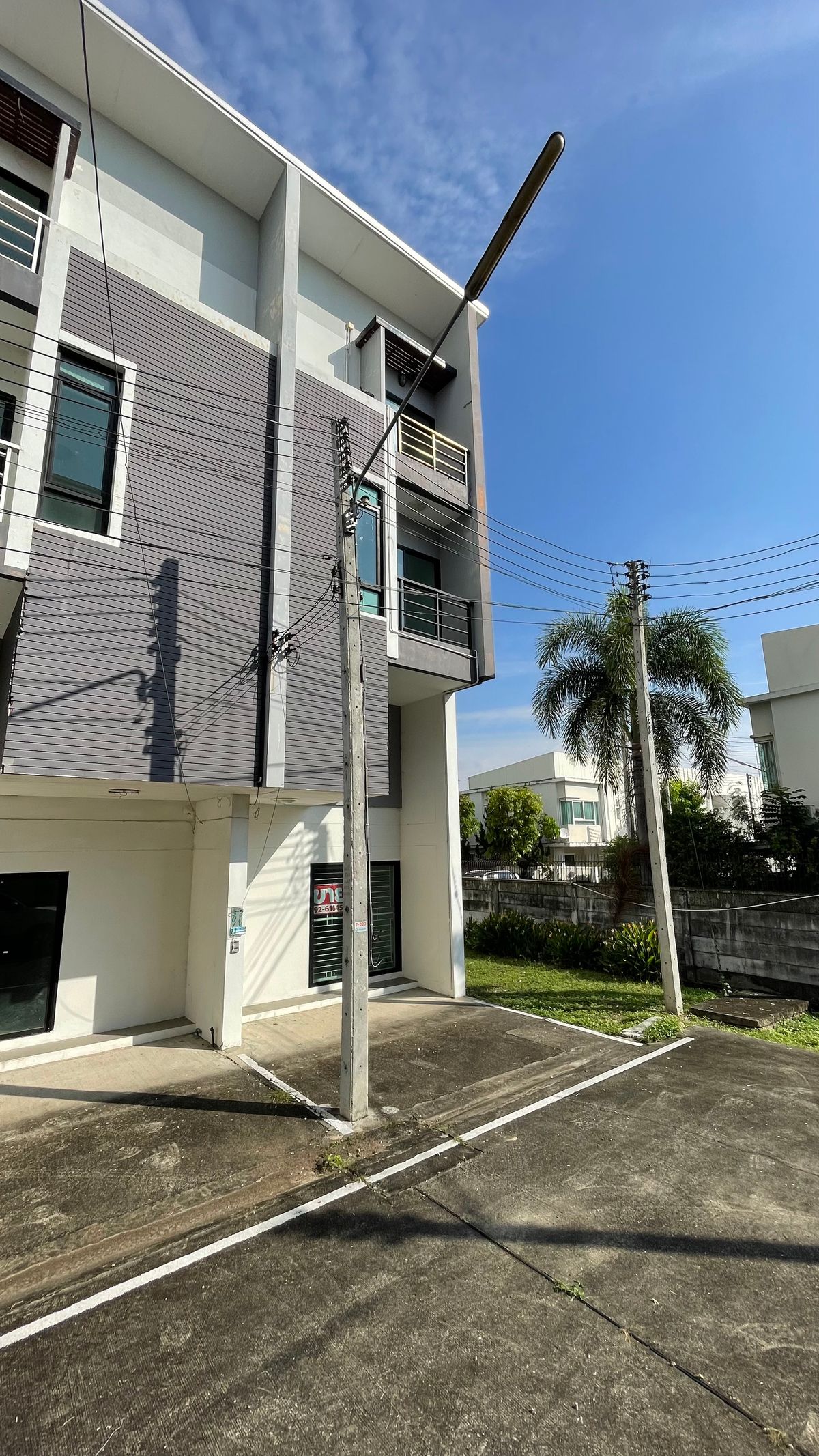 For SaleHome OfficeChiang Mai : Selling a 3 -layer home office, the second half of the corner has a side area. Good location in Chiang Mai