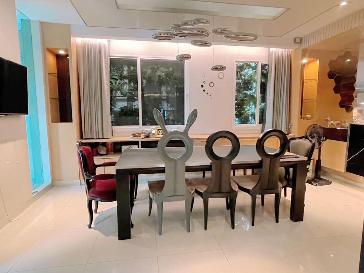 For SaleHouseLadkrabang, Suwannaphum Airport : ✨ Urgent sale, single house, Golden Nakara, 4 bedrooms with complete furniture and electrical appliances The corner house is on the main road. Good location near Airport Link and Suvarnabhumi Airport  