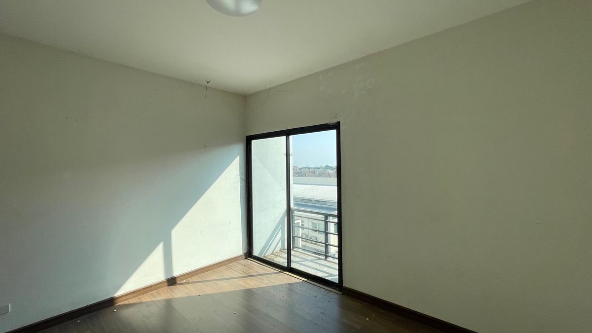 For SaleHome OfficeChiang Mai : Selling a 3 -layer home office, the second half of the corner has a side area. Good location in Chiang Mai