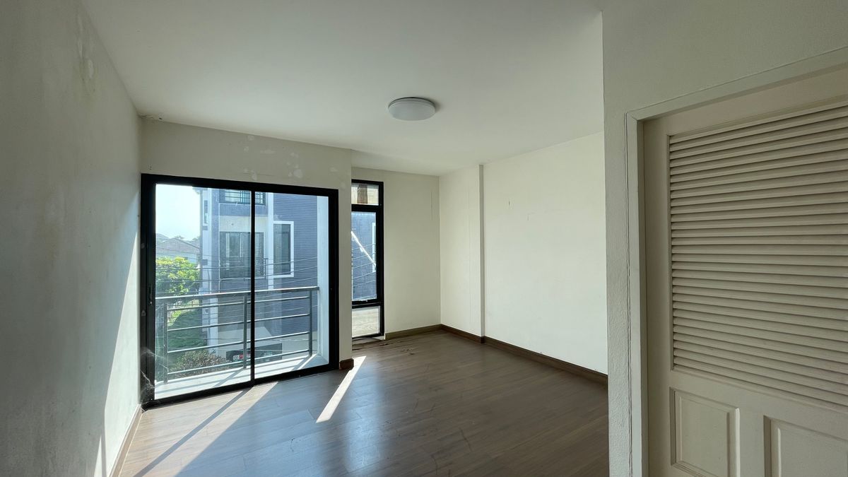 For SaleHome OfficeChiang Mai : Selling a 3 -layer home office, the second half of the corner has a side area. Good location in Chiang Mai