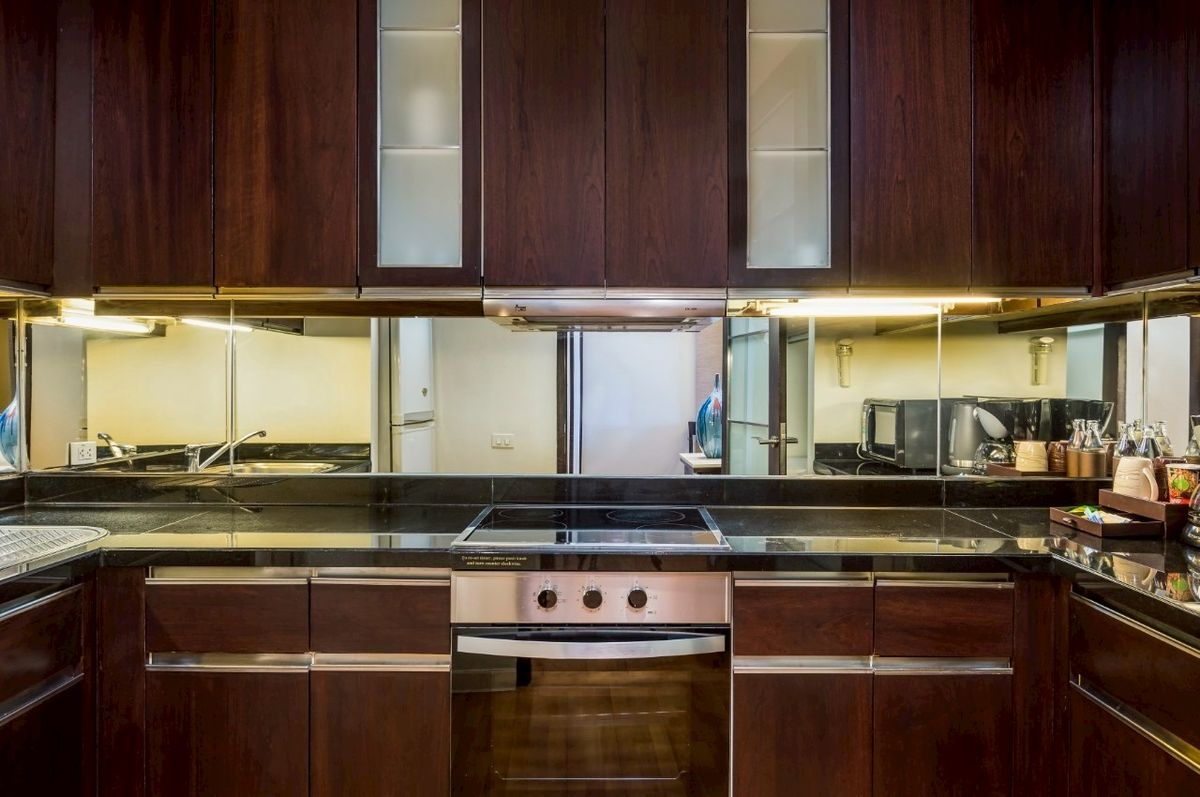 ให้เช่าคอนโดคลองเตย กล้วยน้ำไท : ✨ให้เช่าคอนโดหรู 2ห้องนอน ตั้งอยู่ใจกลางเมือง เฟอร์นิเจอร์ตกแต่งพร้อมเข้าอยู่ ห้องนอนเห็นวิวสวย ระเบียงกว้าง ทำเลดีเดินทางสะดวก ใกล้ BTSพร้อมพงษ์