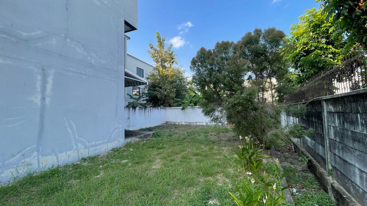 For SaleHome OfficeChiang Mai : Selling a 3 -layer home office, the second half of the corner has a side area. Good location in Chiang Mai