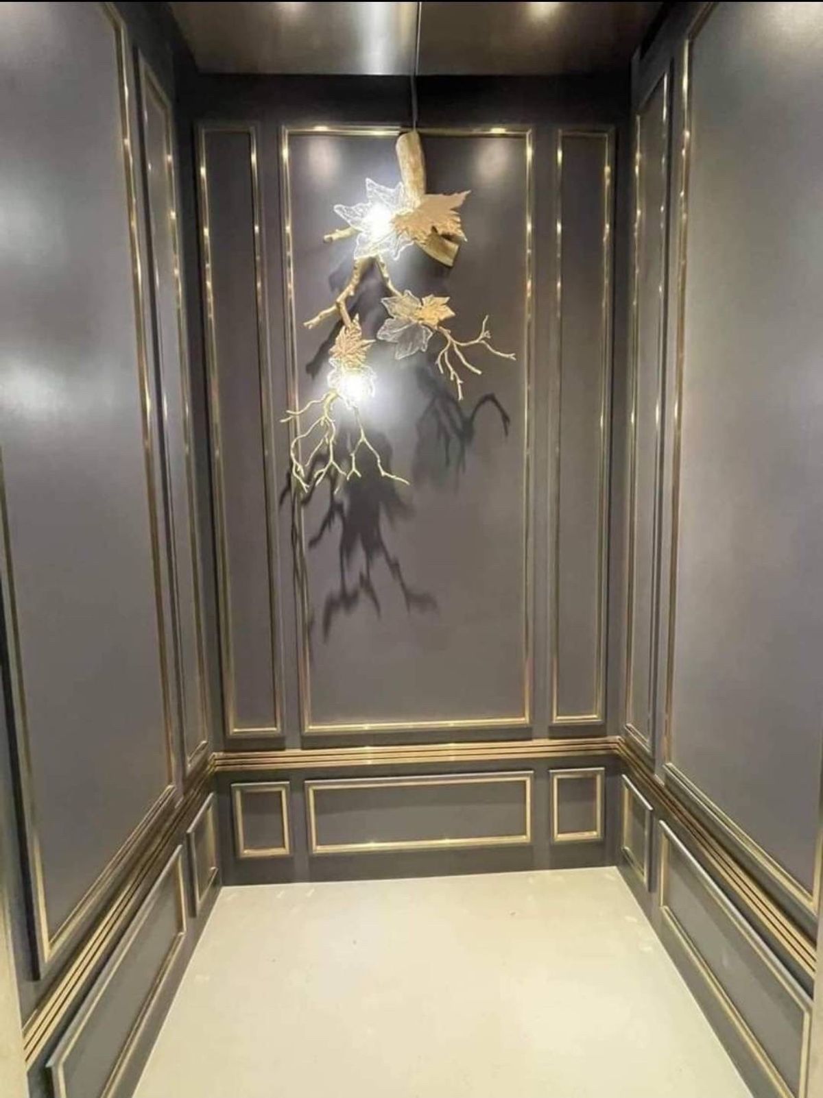 For SaleTownhomeSukhumvit, Asoke, Thonglor : 📢👇Sell with tenant til 19/6/26 
5 -story luxury detached house with private elevator in the center of Emdistrict, near the Cafe and Supermarket School 
 
