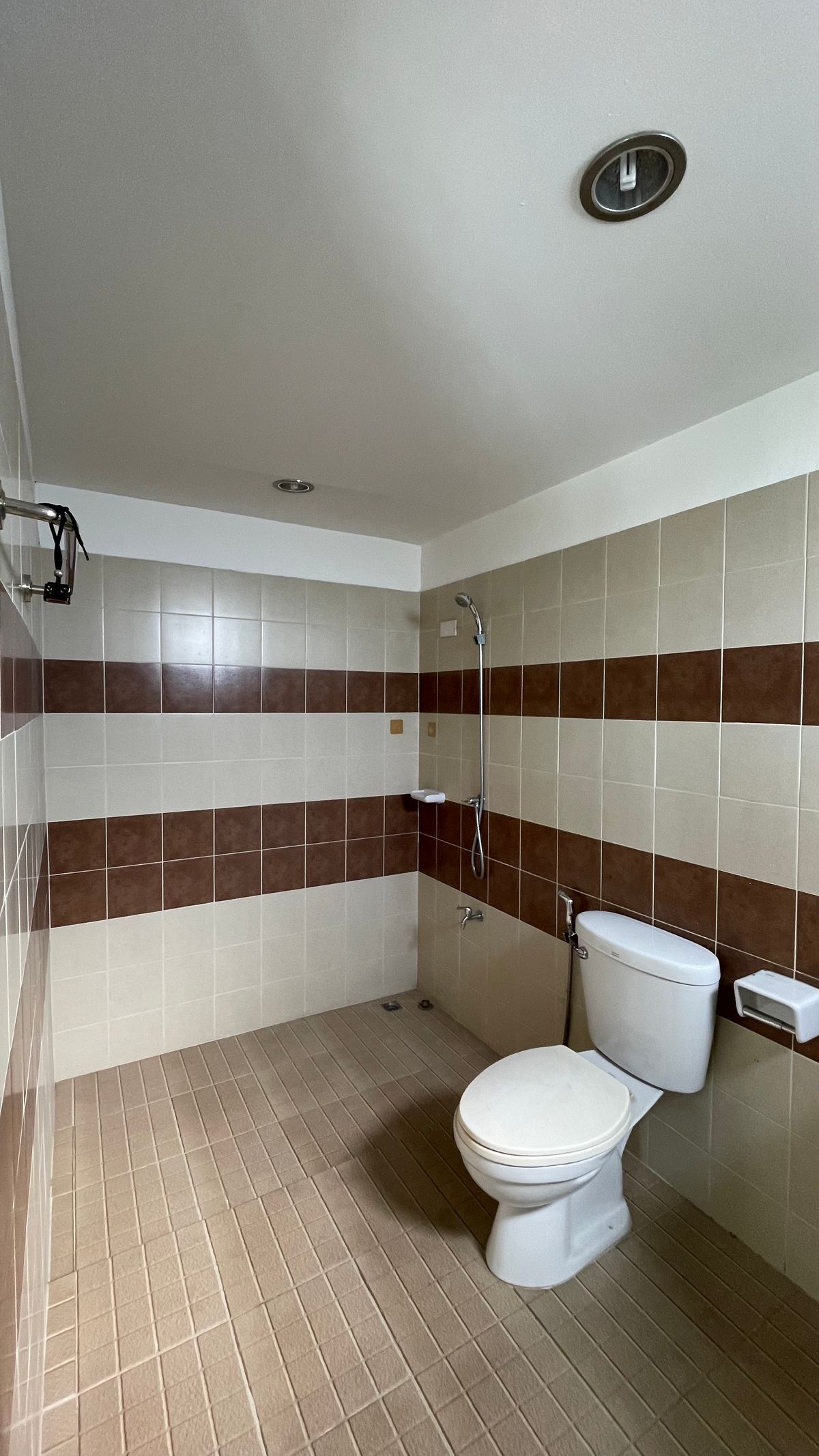 For SaleHome OfficeChiang Mai : Selling a 3 -layer home office, the second half of the corner has a side area. Good location in Chiang Mai