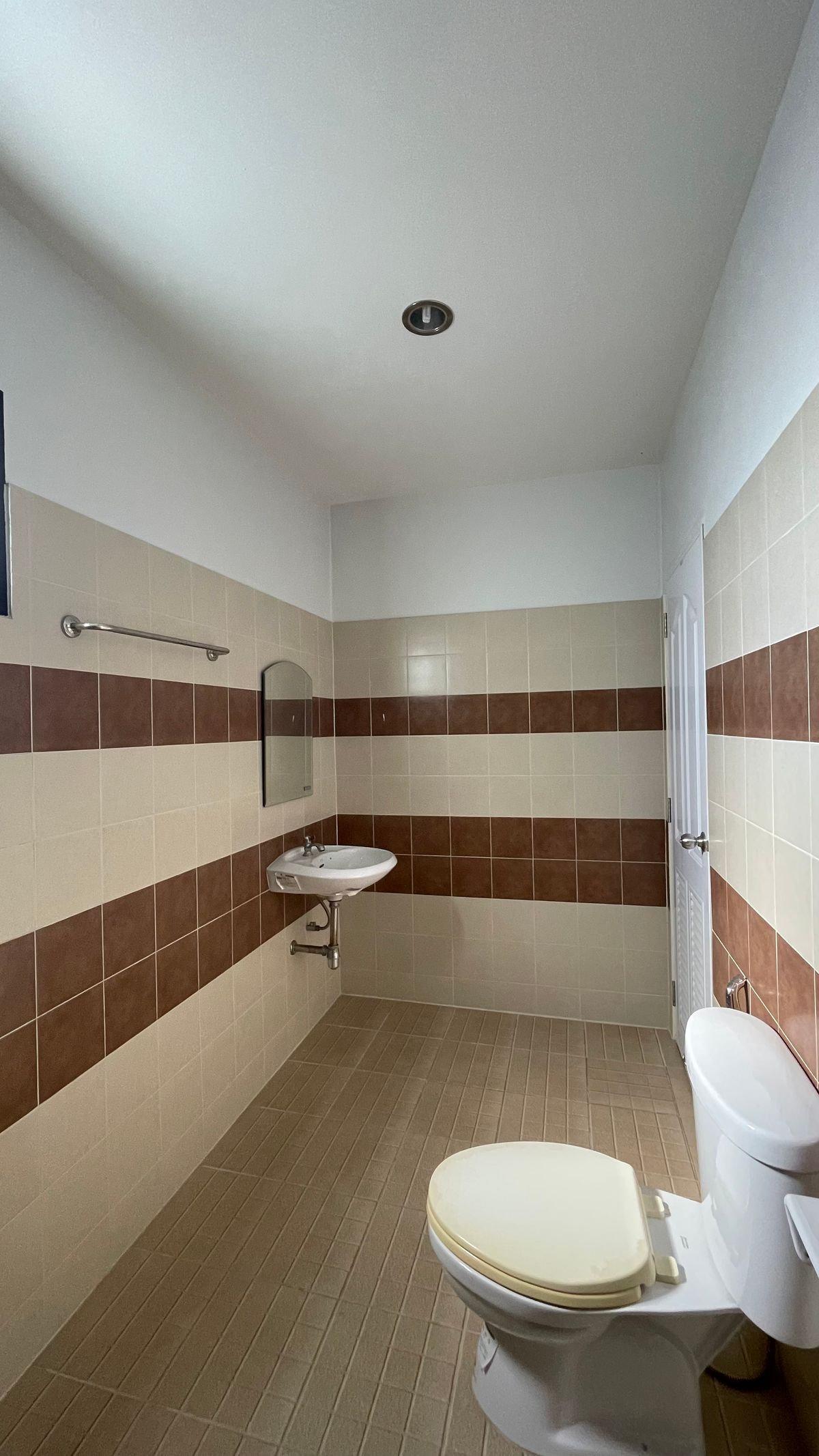 For SaleHome OfficeChiang Mai : Selling a 3 -layer home office, the second half of the corner has a side area. Good location in Chiang Mai