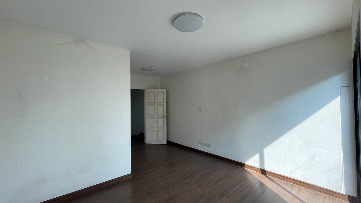 For SaleHome OfficeChiang Mai : Selling a 3 -layer home office, the second half of the corner has a side area. Good location in Chiang Mai