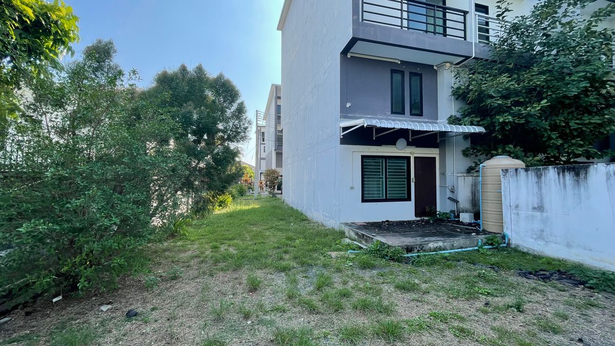 For SaleHome OfficeChiang Mai : Selling a 3 -layer home office, the second half of the corner has a side area. Good location in Chiang Mai