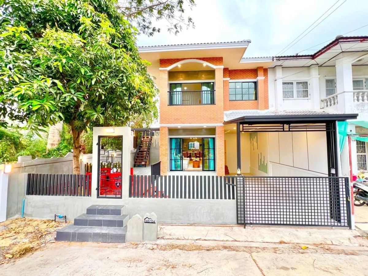 For SaleHousePathum Thani,Rangsit, Thammasat : Quick sale, twin house, Wongsakorn Village 1, Hathairat Road 2 Decorate the furniture ready.