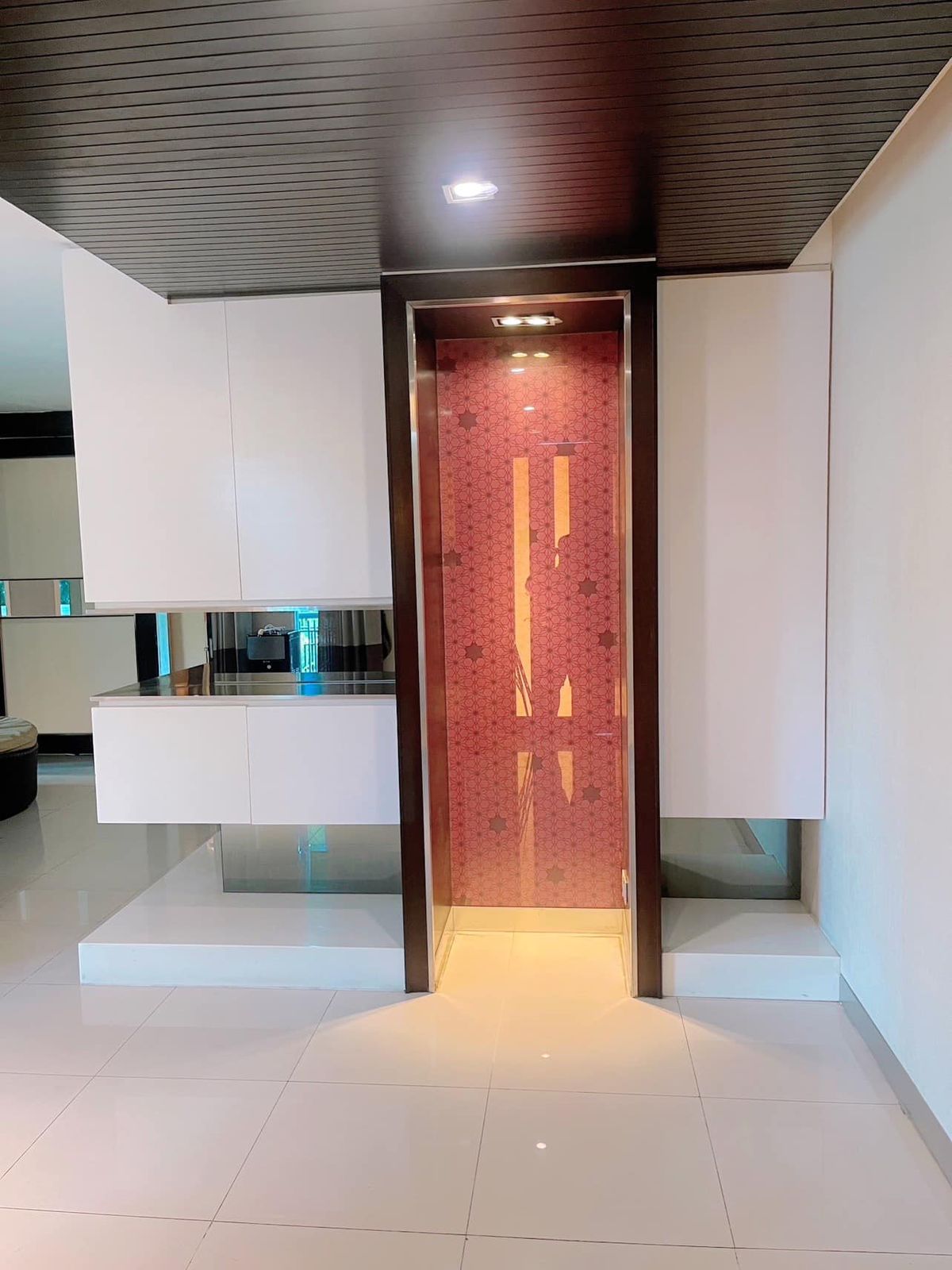 For SaleHouseLadkrabang, Suwannaphum Airport : ✨ Urgent sale, single house, Golden Nakara, 4 bedrooms with complete furniture and electrical appliances The corner house is on the main road. Good location near Airport Link and Suvarnabhumi Airport  