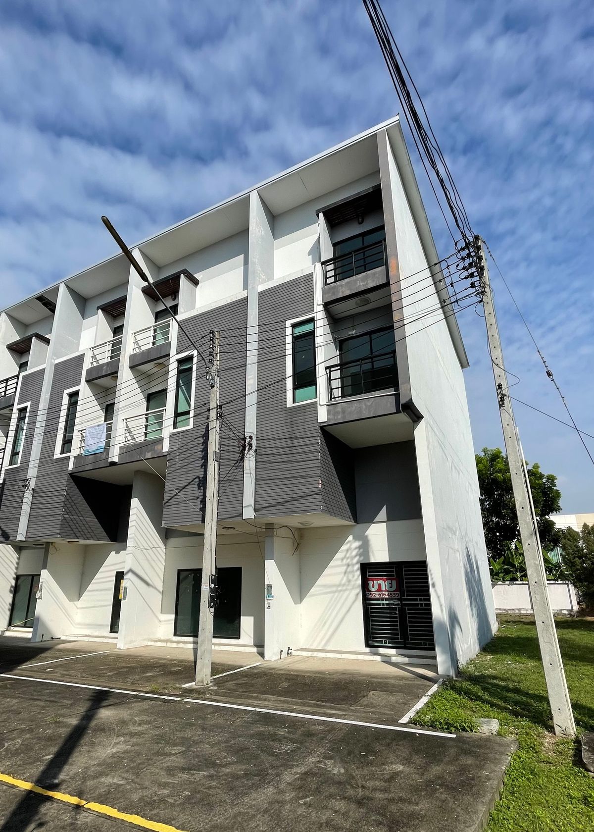 For SaleHome OfficeChiang Mai : Selling a 3 -layer home office, the second half of the corner has a side area. Good location in Chiang Mai