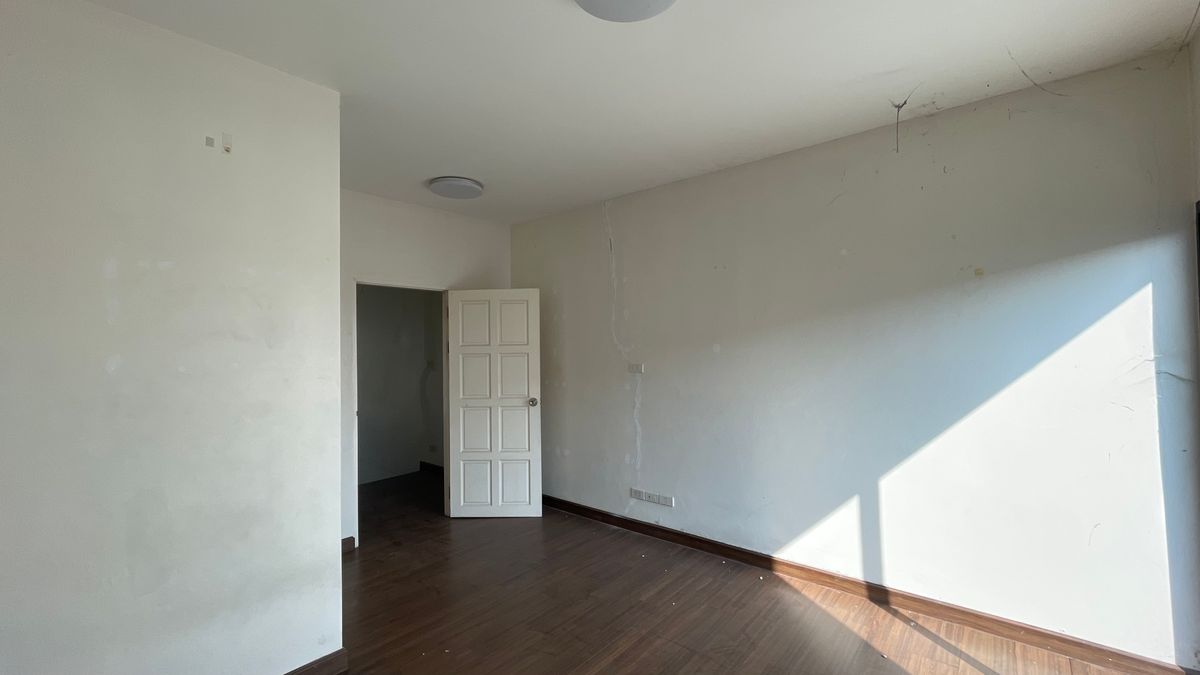 For SaleHome OfficeChiang Mai : Selling a 3 -layer home office, the second half of the corner has a side area. Good location in Chiang Mai