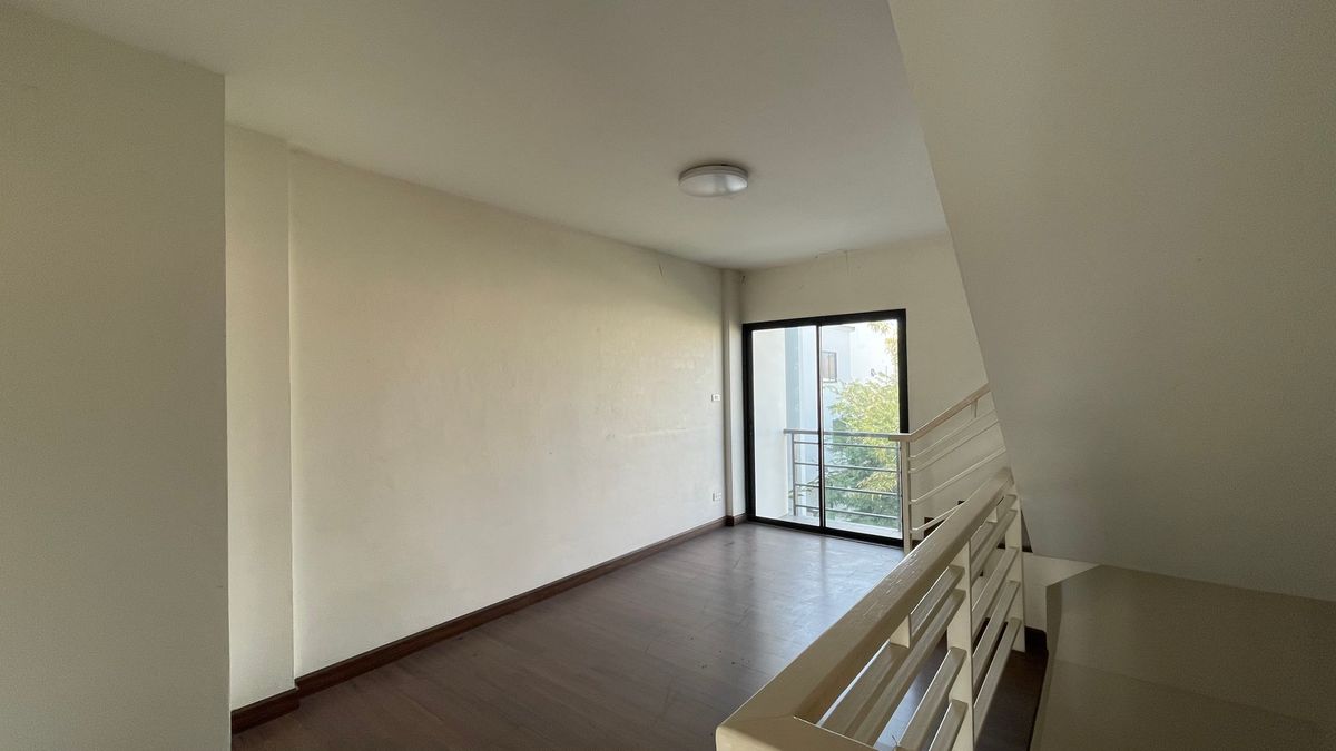 For SaleHome OfficeChiang Mai : Selling a 3 -layer home office, the second half of the corner has a side area. Good location in Chiang Mai