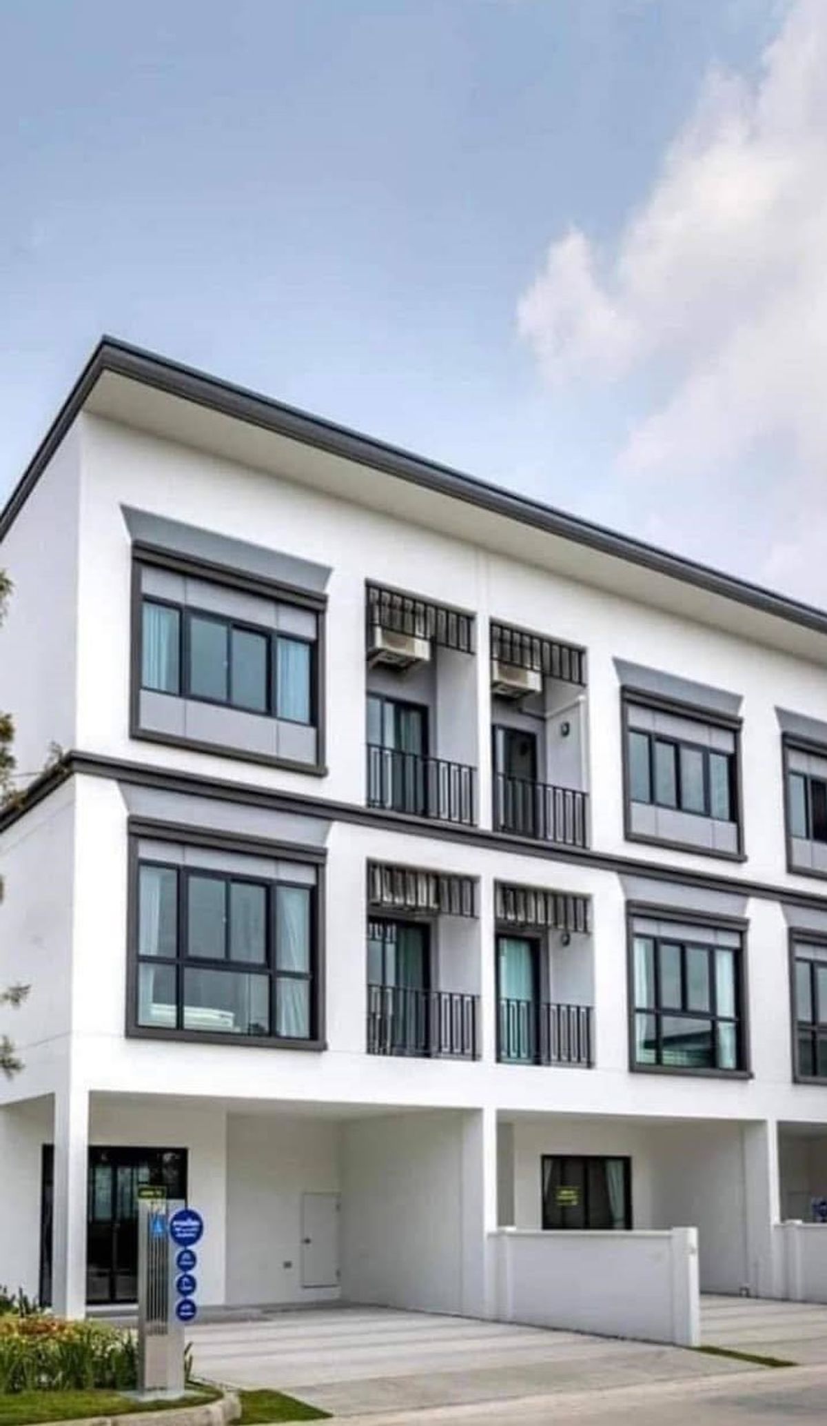 For RentTownhomeSamut Prakan,Samrong : 🔴45,000 ฿ 🔴 Lumpini Town Place Sukhumvit - Srinakarin ✅ Beautiful house, good location near the mall 🎉🎉 Happy to service 🙏 Interested in greeting 𝙇𝙄𝙉𝙀 (very fast answer): 📱 Property code 6803-3104 📱: ID LINE:@bbcondo88