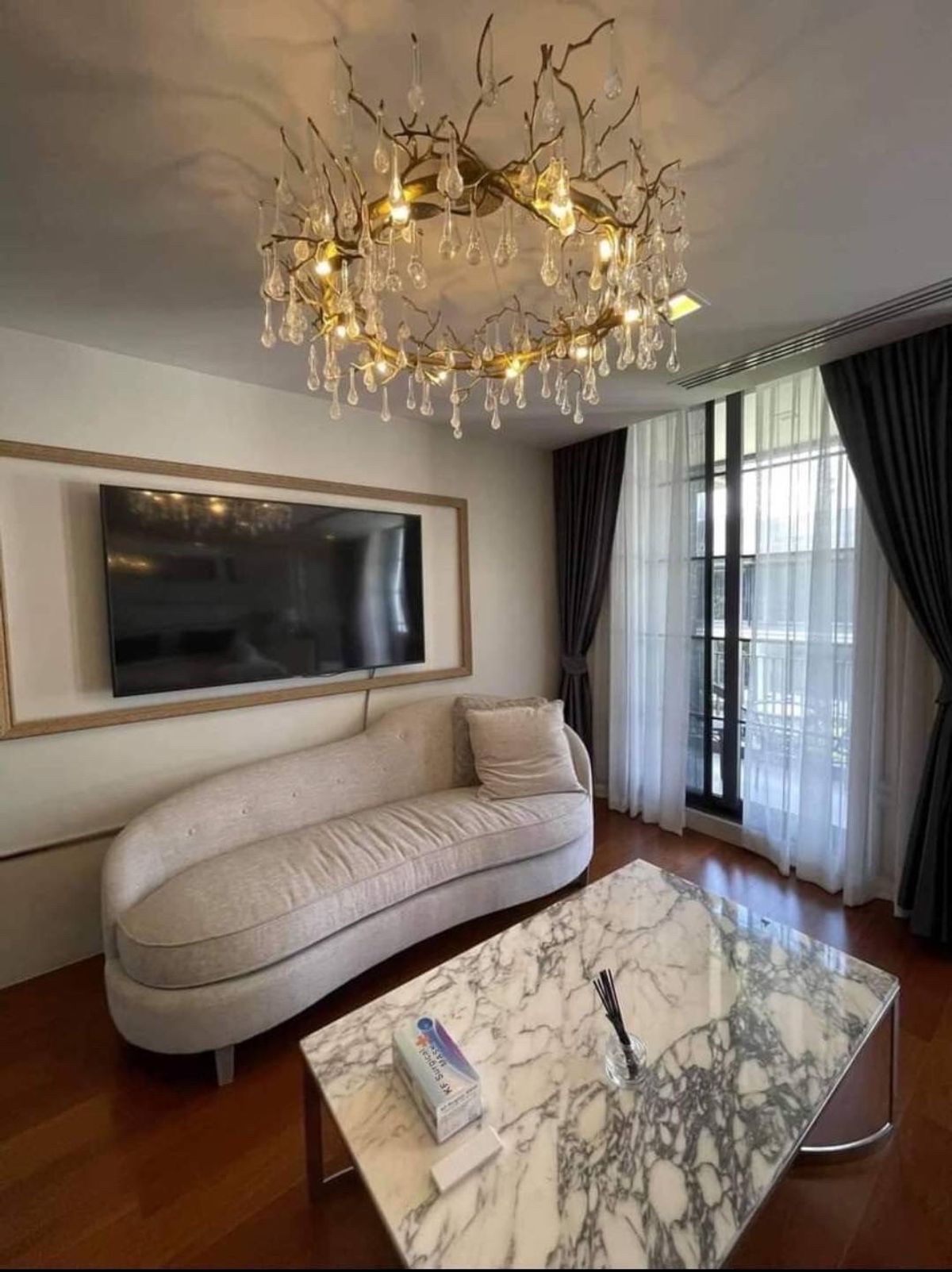For SaleTownhomeSukhumvit, Asoke, Thonglor : 📢👇Sell with tenant til 19/6/26 
5 -story luxury detached house with private elevator in the center of Emdistrict, near the Cafe and Supermarket School 
 
