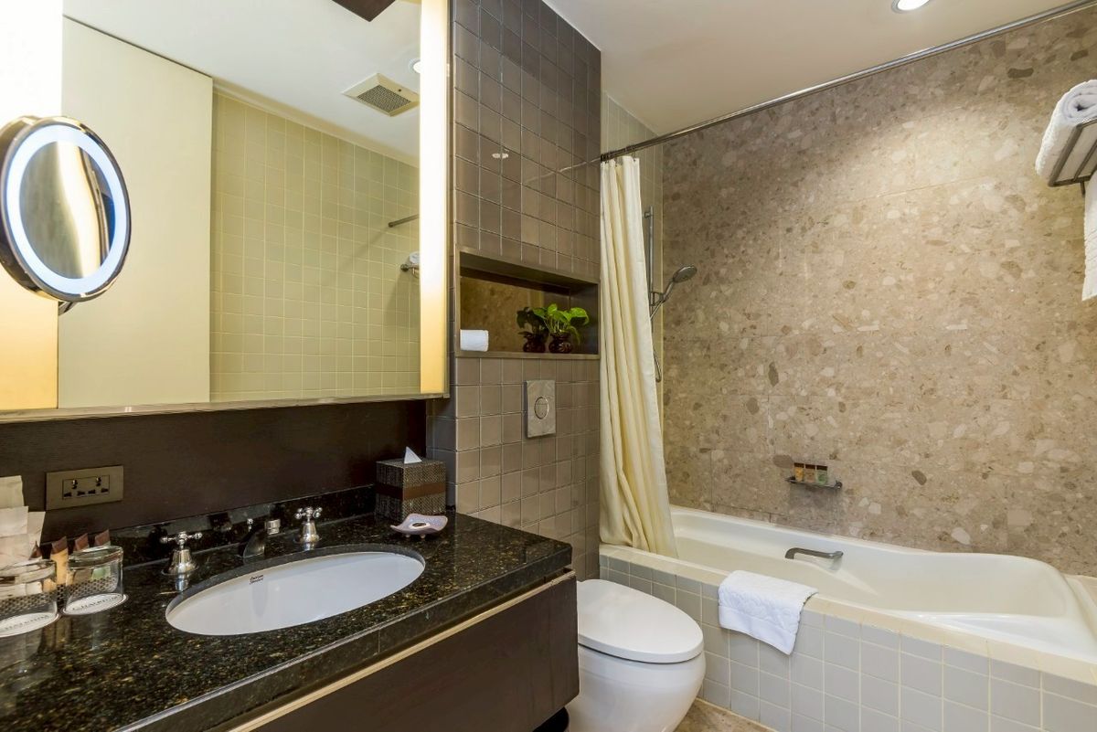 ให้เช่าคอนโดคลองเตย กล้วยน้ำไท : ✨ให้เช่าคอนโดหรู 2ห้องนอน ตั้งอยู่ใจกลางเมือง เฟอร์นิเจอร์ตกแต่งพร้อมเข้าอยู่ ห้องนอนเห็นวิวสวย ระเบียงกว้าง ทำเลดีเดินทางสะดวก ใกล้ BTSพร้อมพงษ์