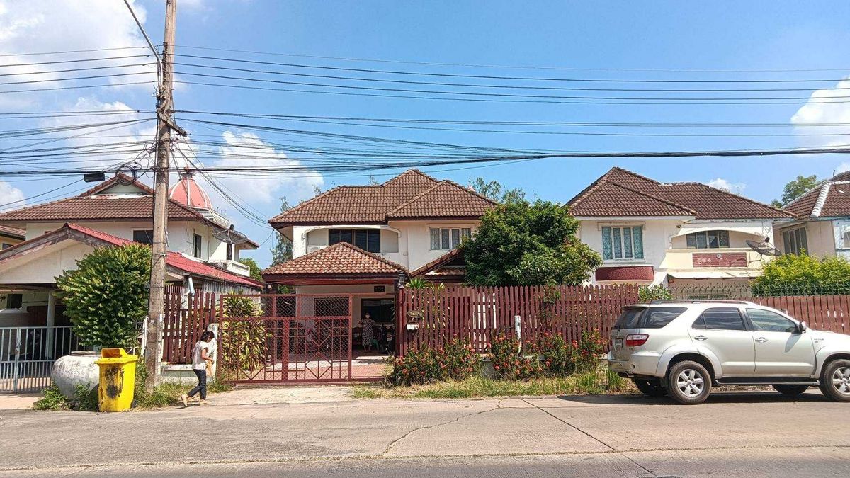 ขายบ้านปทุมธานี รังสิต ธรรมศาสตร์ : ขายบ้านเดี่ยว หมู่บ้านธราดลบุรีคลอง 7 ธัญบุรี 70.9 ตรว.4 นอน 2 น้ำ ติดถนนเมน 