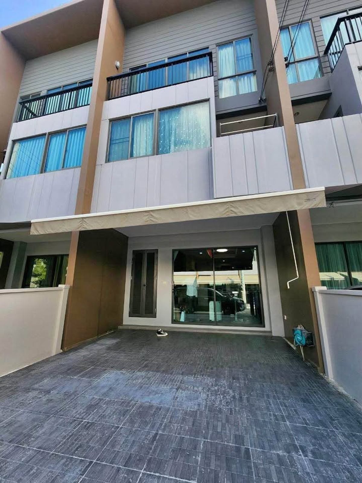 For RentTownhomeMin Buri, Romklao : 3 layers of townhome ready to rent, ready to go in (Open the company)