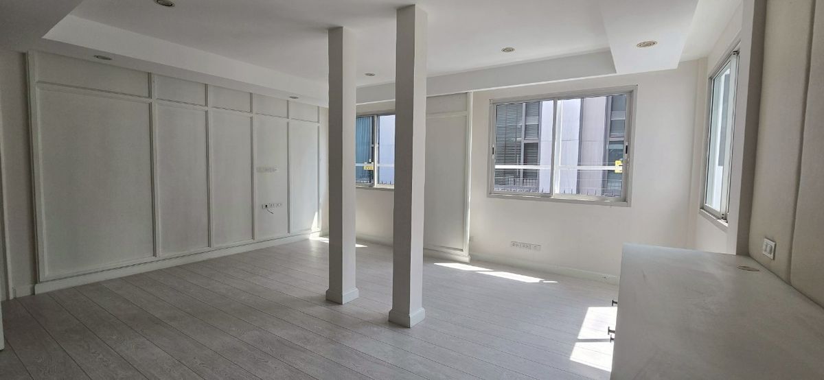 For SaleHouseSukhumvit, Asoke, Thonglor : Renovated House for Sales in Asoke-Nana. Strong Structure 全新装修的别墅出售，阿索克和娜娜区域，房子质量好！** NO CO-AGENT **