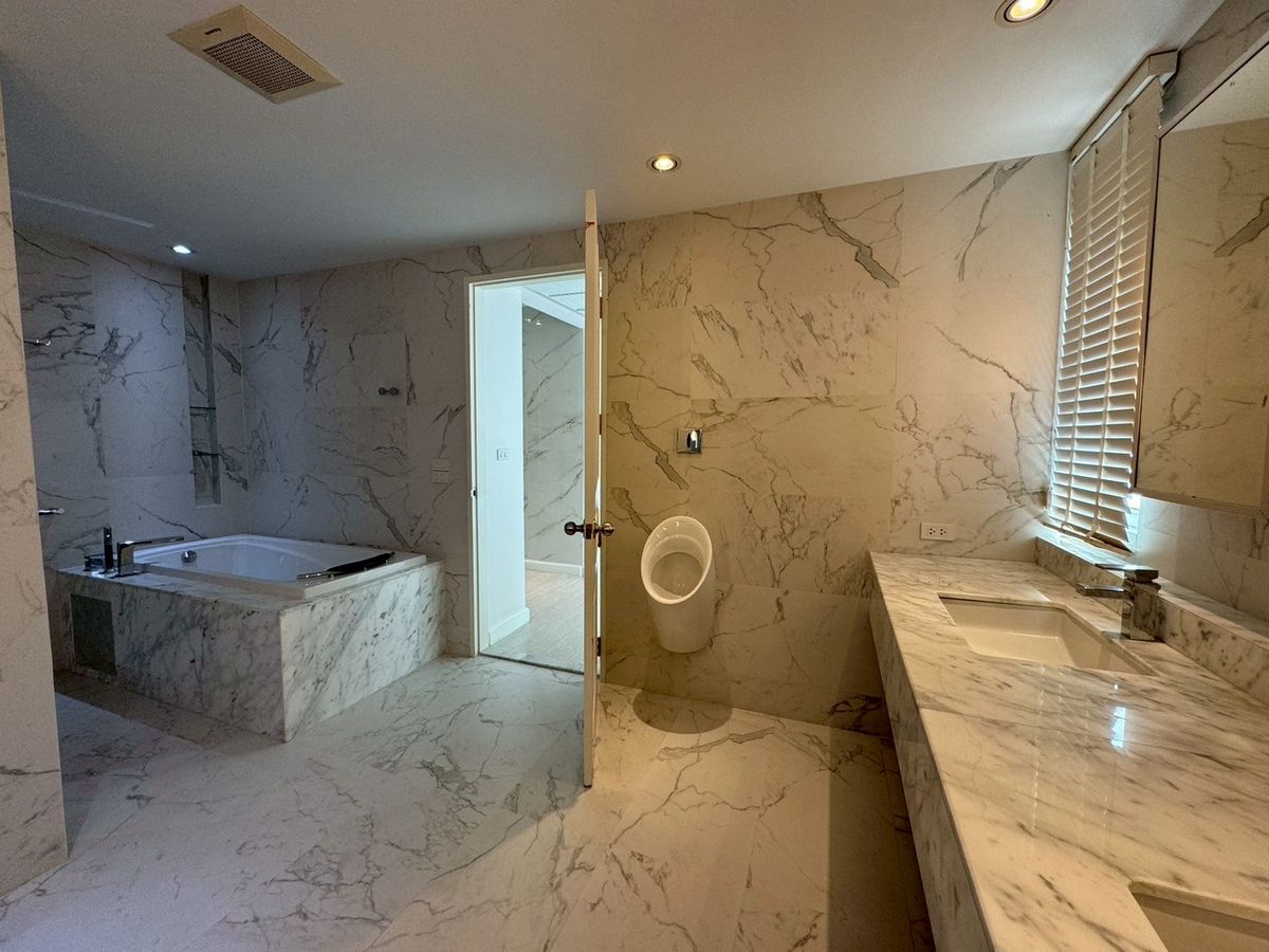 For SaleHouseSukhumvit, Asoke, Thonglor : Renovated House for Sales in Asoke-Nana. Strong Structure 全新装修的别墅出售，阿索克和娜娜区域，房子质量好！** NO CO-AGENT **