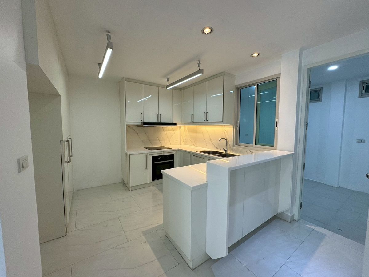 For SaleHouseSukhumvit, Asoke, Thonglor : Renovated House for Sales in Asoke-Nana. Strong Structure 全新装修的别墅出售，阿索克和娜娜区域，房子质量好！** NO CO-AGENT **